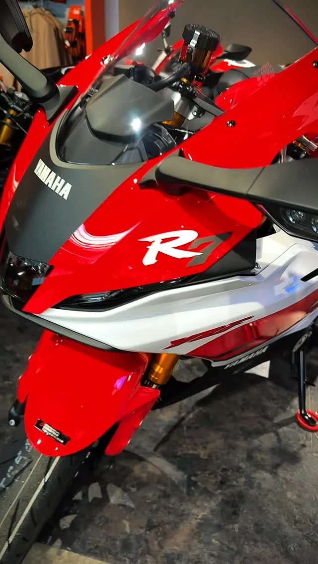 Vorschaubild für Post - 🏁✨ 70 Jahre Rennsportgeschichte. Eine Legende in Sonderedition. ✨🏁

Die neue Yamaha R7 70th Anniversary Edition Modelljahr 2026 ist bei uns eingetroffen! 💛⚫

Mit ihrer ikonischen Jubiläumslackierung zollt sie 70 Jahren Yamaha-Rennsport Tribut und verbindet den legendären Look vergangener Rennmaschinen mit moderner Supersport-Performance.

Sportlich, leicht, präzise – die R7 begeistert auf kurvigen Landstraßen genauso wie auf der Rennstrecke. In der exklusiven 70th Anniversary Edition wird sie zudem zum absoluten Blickfang.

📍 Jetzt bei uns im Showroom
👀 Live anschauen und Probesitzen
📞 Weitere Informationen erhältst du bei unserem Verkaufsteam

Wie gefällt euch die Jubiläumsedition? Würdet ihr die klassische Rennsport-Lackierung der Standardversion vorziehen? 👇

#Yamaha #YamahaR7 #R7 #70thAnniversary #YamahaRacing 70YearsOfRacing RSeries Supersport BikerzentrumBerentelg Meppen Motorradliebe WeR1 RevsYourHeart 🏍️💛🖤