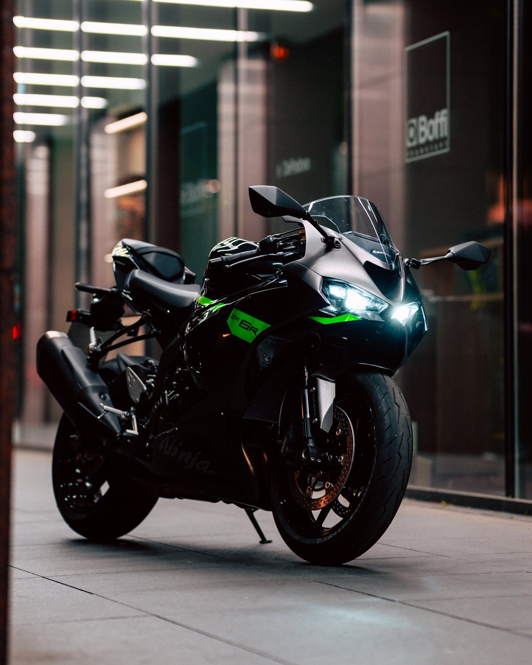 Vorschaubild für Post - Egal ob bei Tag oder bei Nacht, die Kawasaki Ninja ZX-6R fühlt sich nicht nur auf der Rennstrecke zuhause. 
Mit ihrem scharfen Design und ihrem unverwechselbaren Auftritt zieht sie alle Blicke auf sich. 🌆🏍️

Wie gefällt dir der Look?

📸 @juli.rides

#Kawasaki #LetTheGoodTimesRoll #KawasakiDeutschland #NinjaZX6R #Supersport #NightRide