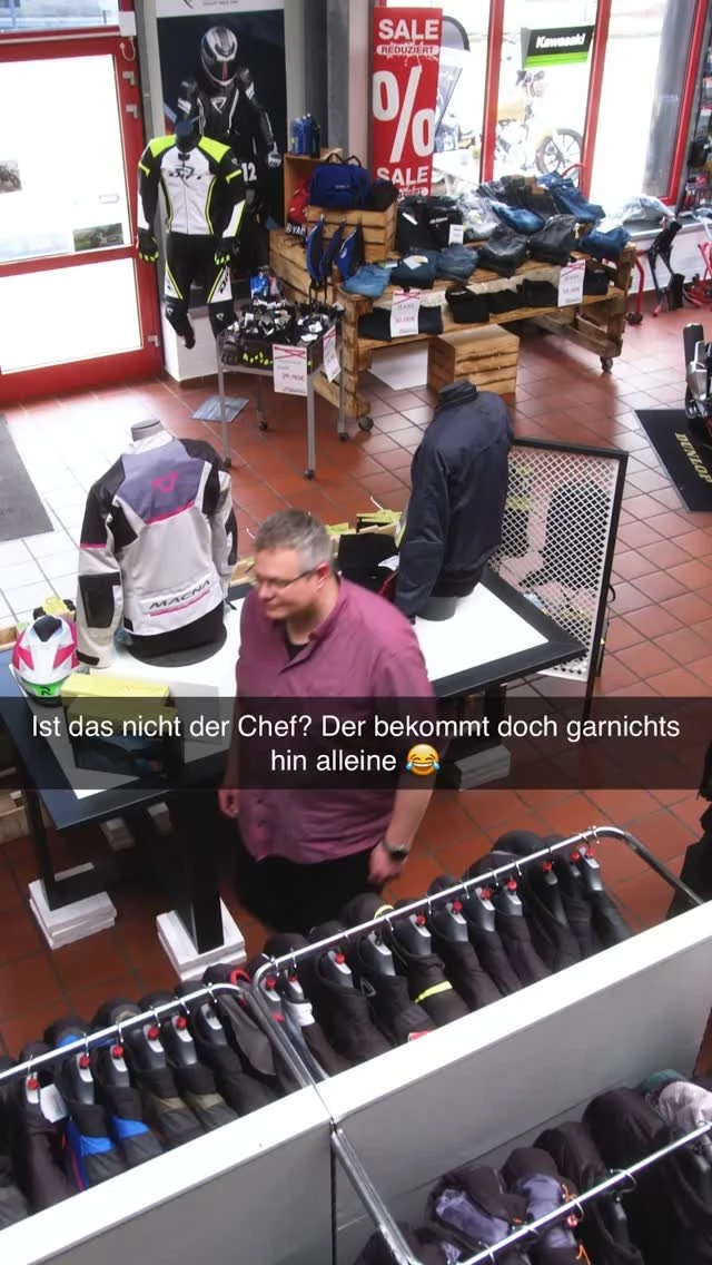 Vorschaubild für Post - Wenn der Chef alleine im Shop ist... 🤣🏍️
Keine Kunden.
Keine Kollegen.
Keine Aufsicht.
Da passieren Dinge, die eigentlich niemals das Lager verlassen sollten. 😅
Wer kennt's? 👀
👇 Markiere den Kollegen, der genauso wäre.

#BikerzentrumBerentelg #Motorrad #BikerLife #MotorcycleLife #WerkstattHumor #Motorradliebe #BikerHumor #ReelDeutschland #motorradfahrer