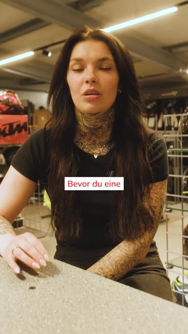 Vorschaubild für Post - Die richtige Jacke kaufen – so geht's. 🏍️
Frag dich das VOR dem Kauf:
→ Wann fährst du? (Saison / Jahreszeit) → Wie lange fährst du? (Pendler vs. Tourenfahrer) → Bei welchem Wetter? (Nur trocken oder auch Regen?)
Wer das weiß, kauft einmal richtig – und bereut es nicht. Wir haben die Auswahl und helfen euch gerne beim Finden der perfekten Jacke. 💪
Kommt vorbei oder schreibt uns! 👇

📍 Bikerzentrum Berentelg | Meppen

#Bikerzentrumberentelg#Motorradjacke #Motorradbekleidung #Biker #Motorrad #Meppen #RideSafe #Kawasaki #Yamaha #KTM