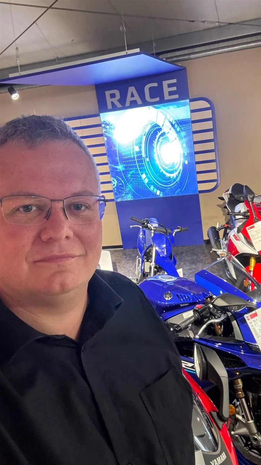 Vorschaubild für Post - 🏍️ Yamaha Supersport-Fans aufgepasst! 🔥

Während viele Modelle aktuell nur schwer zu bekommen sind, haben wir gleich mehrere Highlights vor Ort:

✅ Yamaha R125
✅ Yamaha R3
✅ Yamaha R7
✅ Yamaha R9

Und das Beste: Weitere Motorräder sind bereits auf dem Weg zu uns – Modelle, die vielerorts bereits ausverkauft sind. 👀

Du möchtest wissen, ob die R7 oder die neue R9 zu dir passt? Kein Problem!

🔥 Yamaha R7 Vorführer vor Ort
🔥 Yamaha R9 Vorführer vor Ort

Probefahrten sind nach vorheriger Terminabsprache möglich. Denn ein Motorrad kauft man nicht nur mit den Augen – man muss es erleben. 💙

📍 Komm vorbei, schau dir die Modelle live an und sichere dir dein Traumbike, solange sie verfügbar sind.

#Yamaha #YamahaR9 #YamahaR7 #YamahaR3 #YamahaR125 RSeries YamahaDeutschland Supersport Motorrad Motorradliebe Probefahrt Meppen BikerzentrumBerentelg RideBlue YamahaRacing