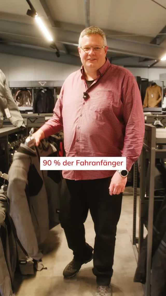 Vorschaubild für Post - 90 % kaufen die falsche Jacke. 🏍️
Klingt hart? Ist aber so.
Wir haben für alle Witterungen die richtige Jacke.
Eine Jacke, die im Laden top sitzt, kann auf dem Bike komplett anders aussehen: Ärmel zu kurz, am Rücken zieht's, im Nacken zwickt's. Sitzposition macht den Unterschied – und genau die testet kaum jemand vorm Kauf.
Bei uns läuft das anders:
➡️ Du probierst die Jacke, die wirklich zu dir passt
➡️ Du hockst dich aufs Motorrad
➡️ Wir checken zusammen, ob sie in jeder Position sitzt – nicht nur beim Stehen
So gehst du am Ende mit der richtigen Jacke nach Hause. Nicht mit der, die im Spiegel gut aussah.
Komm vorbei. Wir nehmen uns die Zeit. 👊

#BikerzentrumBerentelg #Meppen #Emsland #Motorradbekleidung #Motorradjacke
