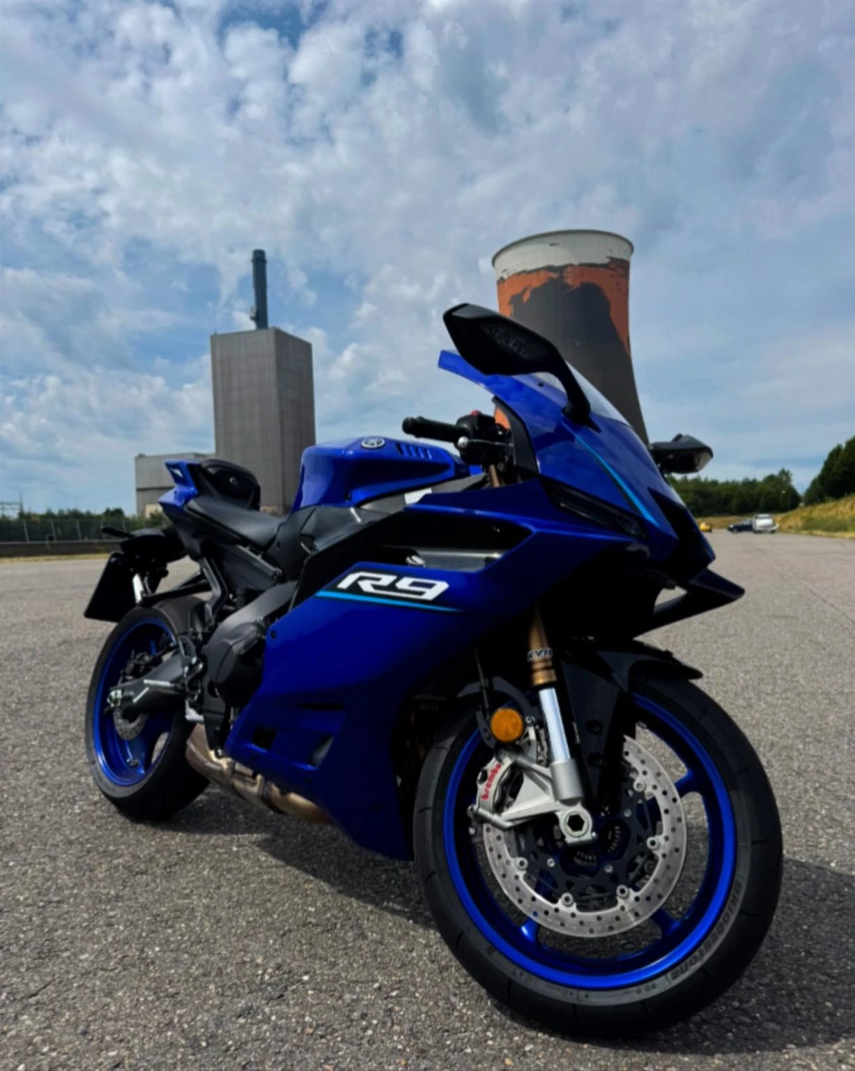 Vorschaubild für Post - 🔥 Die Yamaha R9 ist da – und bereit für deine Probefahrt! 🏍️

Lange erwartet, jetzt endlich bei uns vor Ort: Die neue Yamaha R9 steht als Vorführmotorrad bereit.

Mit ihrem drehmomentstarken CP3-Motor, modernster Elektronik und einer sportlichen Ergonomie verbindet die R9 alles, was eine echte Supersportlerin heute ausmacht – auf der Landstraße genauso wie auf der Rennstrecke.

Und das Beste:
Du musst sie nicht nur anschauen – du kannst sie selbst fahren.

📍 Probefahrten sind nach vorheriger Terminabsprache möglich.
Also sichere dir jetzt deinen Termin und überzeuge dich selbst von der neuen Yamaha R9.

Wir freuen uns auf deinen Besuch im Bikerzentrum BERENTELG!

#YamahaR9 #Yamaha #Probefahrt #BikerzentrumBerentelg #Supersport #CP3 #Motorrad #RideYamaha