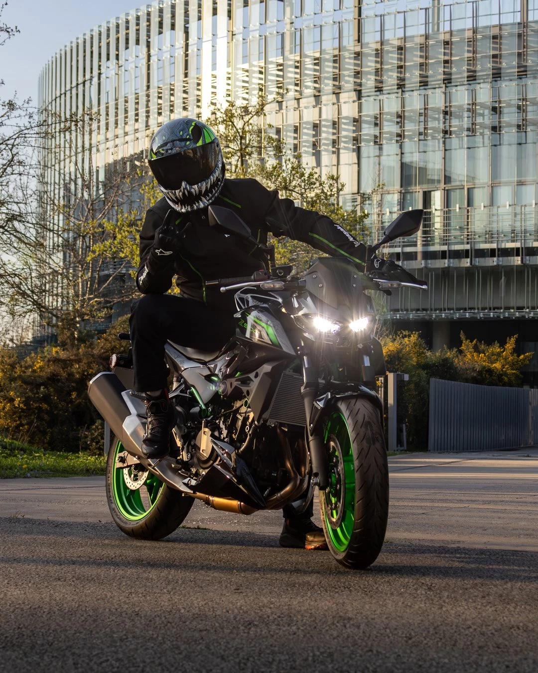 Vorschaubild für Post - Mehr Fahrspaß. Weniger Kompromisse. 🏍️

Die Kawasaki Z500 SE kombiniert agiles Handling mit markantem Naked-Bike-Design und ist bereit für Alltag, Feierabend und Wochenendtour.

Komm vorbei und entdecke die A2-konforme Z500 SE bei uns vor Ort 😎

#Kawasaki #Z500SE #NakedBike #LetTheGoodTimesRoll