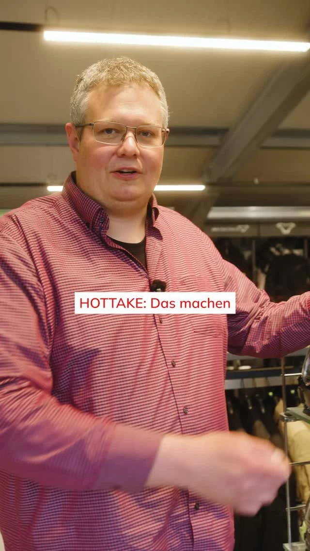 Vorschaubild für Post - Hottake: Das machen nach dem Kauf alle falsch. 🧥🔥
Du kaufst dir 'ne Jacke, ziehst sie an, fühlst dich sicher – fertig. Denkste.
Die Wahrheit: Eine Jacke schützt nur, wenn die Protektoren da sitzen, wo sie sollen. An Schulter und Ellbogen. Nicht "irgendwo in der Nähe".
Zu groß = Protektoren rutschen weg, Stoff flattert im Fahrtwind.
Zu klein = du lässt sie eh zuhause.
Rückenprotektor rausgenommen, weil's zwickt? Der größte Fehler von allen. 🙅
Genau da kommen wir ins Spiel. Wir suchen nicht die Jacke, die "geht" – wir finden die, die zu dir, deiner Maschine und deinem Fahrstil passt. Und wir sagen dir ehrlich, wenn was nicht sitzt.
Seit 1983. Kein Bullshit. 🏍️
👉 Komm vorbei in Meppen und lass dich richtig einstellen.
#Bikerzentrum #Berentelg #Meppen #Motorradjacke #Motorradbekleidung