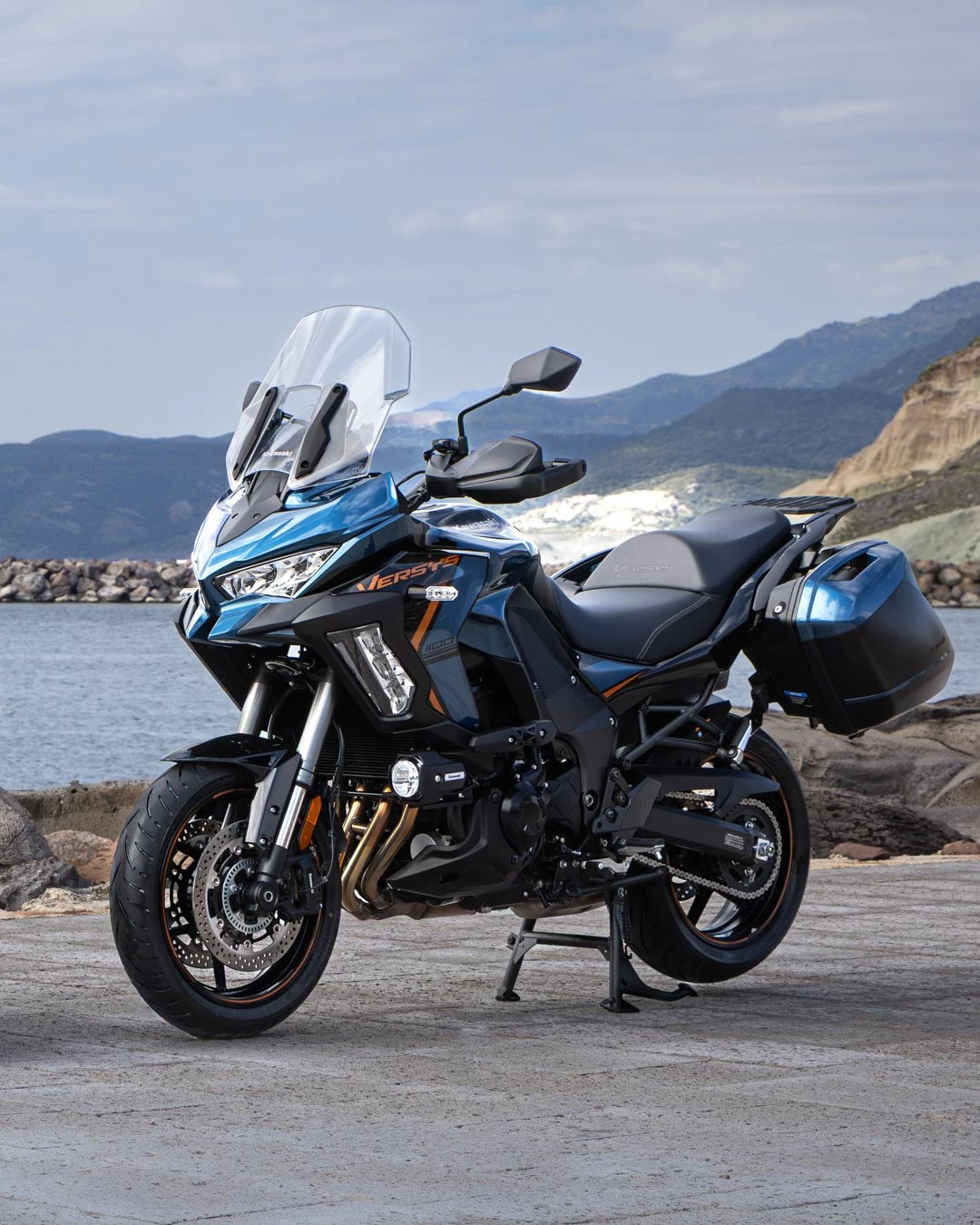 Vorschaubild für Post - Der Horizont ist nur der Anfang. 🌍

Mit langstreckentauglichem Komfort, bestem Windschutz und genügend Platz für dein Gepäck ist die Kawasaki Versys 1100 bereit für die nächste große Tour – egal wohin sie dich führt.

Hat dich schon ein wenig Reiselust gepackt?
Wir bereiten dich gerne auf deine Tour vor. 💚 

#Kawasaki #Versys1100 #Adventure #Touring #LetTheGoodTimesRoll