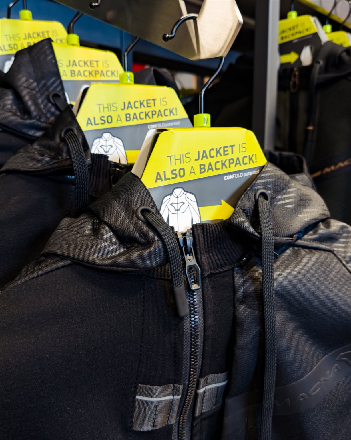 Vorschaubild für Post - Jacke an, losfahren. Jacke aus, auf den Rücken. 🎒
Eine vollwertige Motorradjacke, die sich in Sekunden zum Rucksack faltet. Kein Extra-Gepäck, kein „Wohin damit?" beim Café-Stopp.
✔️ Protektoren an Schulter & Ellenbogen
✔️ Reflektierende Details für die Sicht
✔️ Kapuze für den Feierabend
✔️ Jacke = Rucksack. Wirklich.
Vorbeikommen, anprobieren, mitnehmen.
📍 Meppen. Seit 1983. Kein Bullshit.

#bikerzentrumberentelg #biker #bikelove #bikerjacke