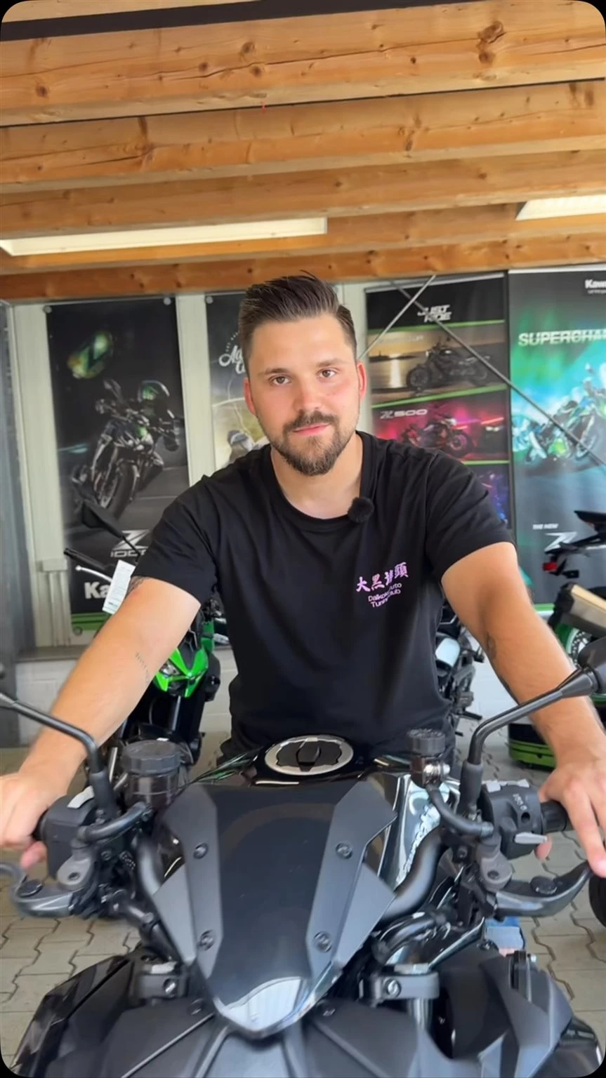 Vorschaubild für Post - 🏍️ Frisch den Führerschein bestanden? Dann wird’s Zeit für dein neues Kawasaki! 💚

Jetzt von der Kawasaki-Führerscheinaktion profitieren:
💰 1 € pro cm³ Hubraum geschenkt – bis zu 800 € Prämie!

✅ 125er-Modelle erhalten eine Prämie von 250 €.

Und das Beste: Wenn ihr eure Erstausstattung (Helm, Jacke, Hose, Handschuhe & Co.) bei uns kauft, schenken wir euch zusätzlich 15 % Rabatt. 🎉

Kommt vorbei, lasst euch beraten und startet perfekt ausgestattet in eure Motorradsaison! 🏍️💨

#Kawasaki #Führerschein #NeuesBike #Motorrad