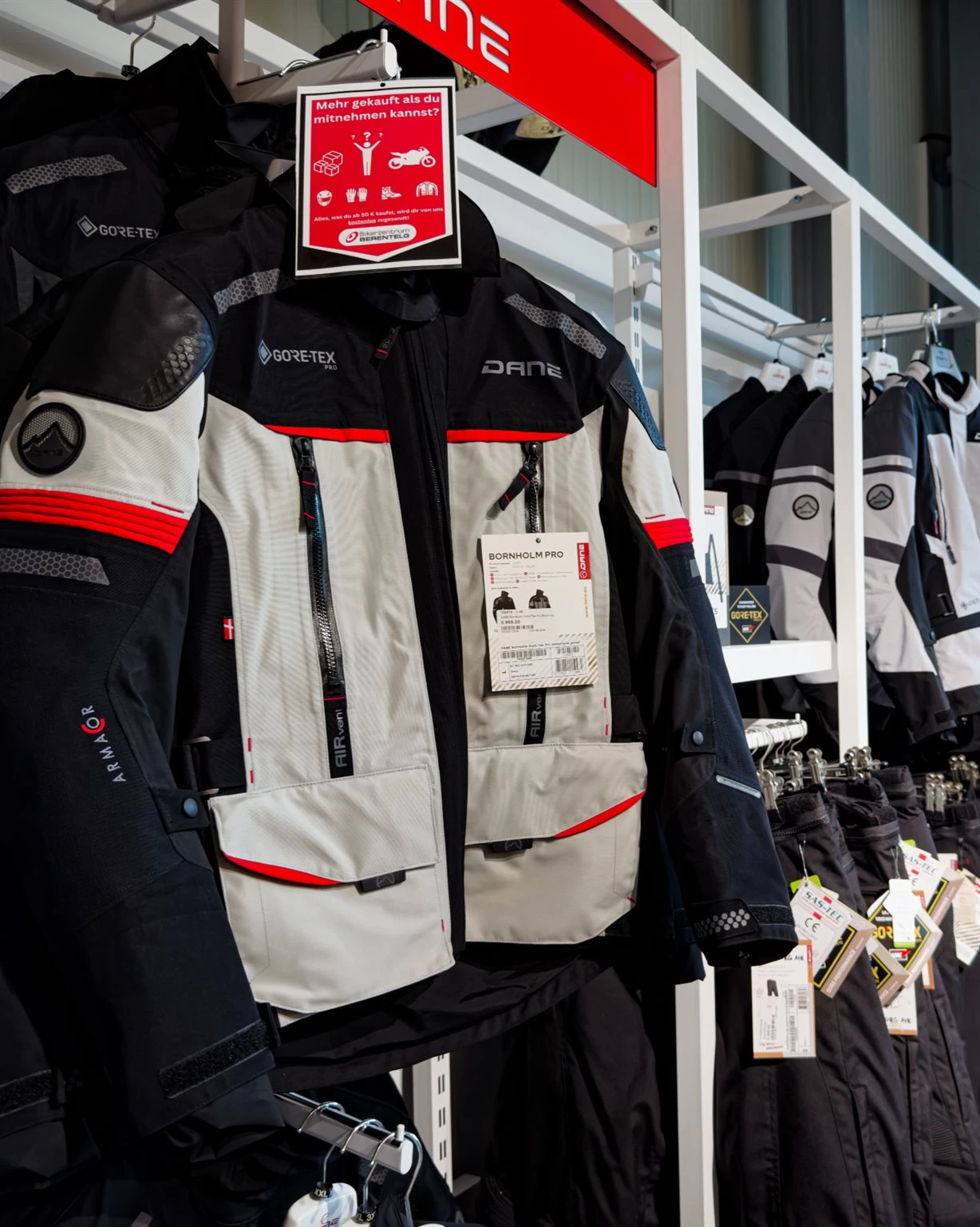 Vorschaubild für Post - 🧥 Jacke, Hose, Handschuhe, Helm – bei uns findest du nicht ein Teil, sondern dein Teil.
Von Gore-Tex-Touren-Jacken über sportlich bis klassisch-lässig: Unsere Wände hängen voll mit Ausrüstung von Top-Marken wie Dane, Difi, Macna & Co. 🏍️
Egal ob wetterfest für die große Tour, sicher für die Kurvenhatz oder einfach nur richtig gut aussehend fürs Café – wir haben die Auswahl, die du woanders suchst. 👀
Und das Beste: Mehr gekauft als du mitnehmen kannst? Kein Problem – alles ab 50 € schicken wir dir kostenlos nach Hause. 📦✅
Komm vorbei, probier an, fühl den Unterschied. Wir freuen uns auf dich! 🙌

#BikerzentrumBerentelg #Motorradbekleidung
