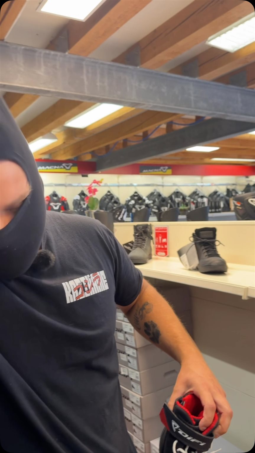Vorschaubild für Post - Habt ihr auch andere Hobbys?“ 👀
„Einbrechen?“ 😂

Nein. Wir haben einfach alles, was Biker brauchen. 🏍️

🧥 Bekleidung
🪖 Helme
🥷 Sturmhauben
🧤 Handschuhe
…und noch vieles mehr!

Komm im Bikerzentrum Berentelg vorbei und überzeug dich selbst. 🤘

#BikerzentrumBerentelg #Motorrad #Biker #Motorradbekleidung #Helme RideSafe BikerLife