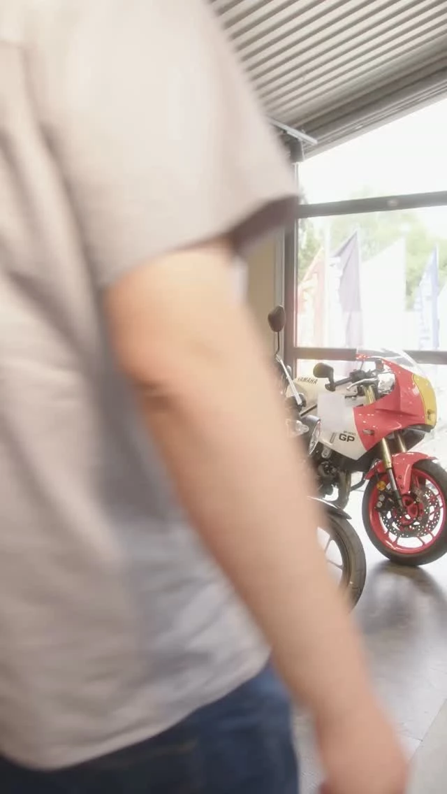 Vorschaubild für Post - Manche Dinge kann man schlecht erklären. Also haben wir gefragt.
Drei Leute, eine Frage: Was bedeutet Motorradfahren für dich?
Ton an. 🔊
#Motorradfahren #Bikerlife #Motorrad #Zweirad #Rideout