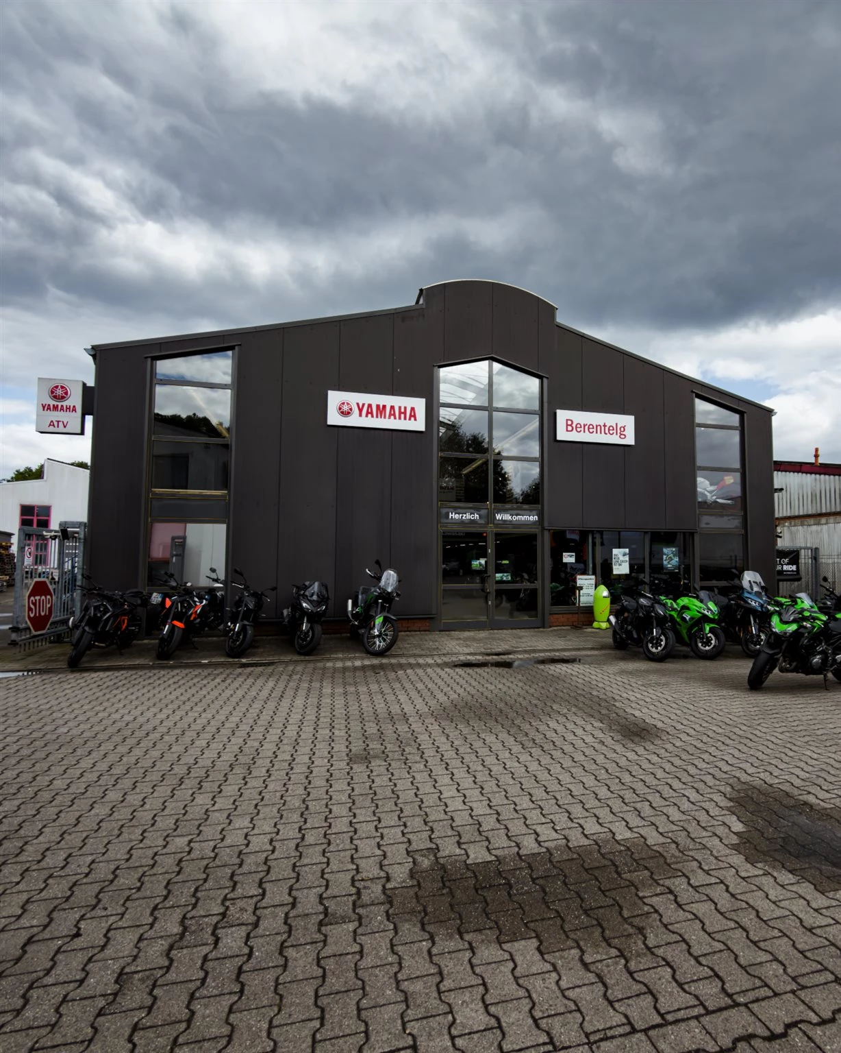 Vorschaubild für Post - Reihe frei. Nur die Besten. 💚🖤
Ob nackt und roh wie die Z900 oder scharf geschnitten wie die Ninja – bei uns steht dein nächstes Bike schon in Startposition. Regen? Egal. Die warten geduldig, bis du dich verliebst.
Komm vorbei und finde deins.
📍 Bikerzentrum Berentelg

#Berentelg #Kawasaki #Z900 #NinjaGang #TeamGreen #Motorradliebe