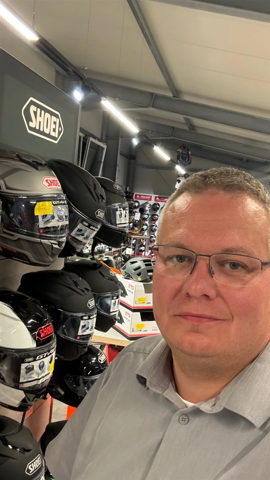 Vorschaubild für Post - 😂 Seit einem bestimmten Reel werden wir immer wieder gefragt:

„Habt ihr eigentlich auch Helme?“ 😄

Die Antwort ist ganz klar: Ja!

Bei uns findet ihr eine große Auswahl an Helmen von Shoei, HJC und LS2 – und vor allem eine persönliche Beratung. Denn der beste Helm ist nicht der teuerste, sondern der, der perfekt zu euch passt.

Kommt vorbei und probiert euch durch. Wir helfen euch dabei, den richtigen Helm zu finden. 🏍️

Jetzt interessiert uns eure Meinung:
👉 Welchen Helm fahrt ihr aktuell – und warum genau diese Marke? Schreibt’s in die Kommentare! 👇

#Helme #Shoei #HJC #BikerzentrumBerentelg #Motorrad