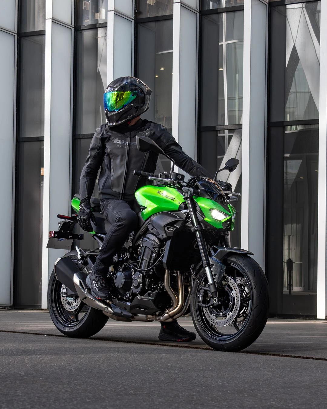 Vorschaubild für Post - Mitten in der Stadt und trotzdem alles andere als alltäglich: Die Kawasaki Z900 verbindet markantes Sugomi-Design mit einem kraftvollen Auftritt, der auch im urbanen Umfeld sofort ins Auge fällt. 💚
Bereit, die Stadt hinter euch zu lassen? Lernt die Z900 bei uns näher kennen.

#Kawasaki #Z900 #Sugomi #NakedBike #LetTheGoodTimesRoll