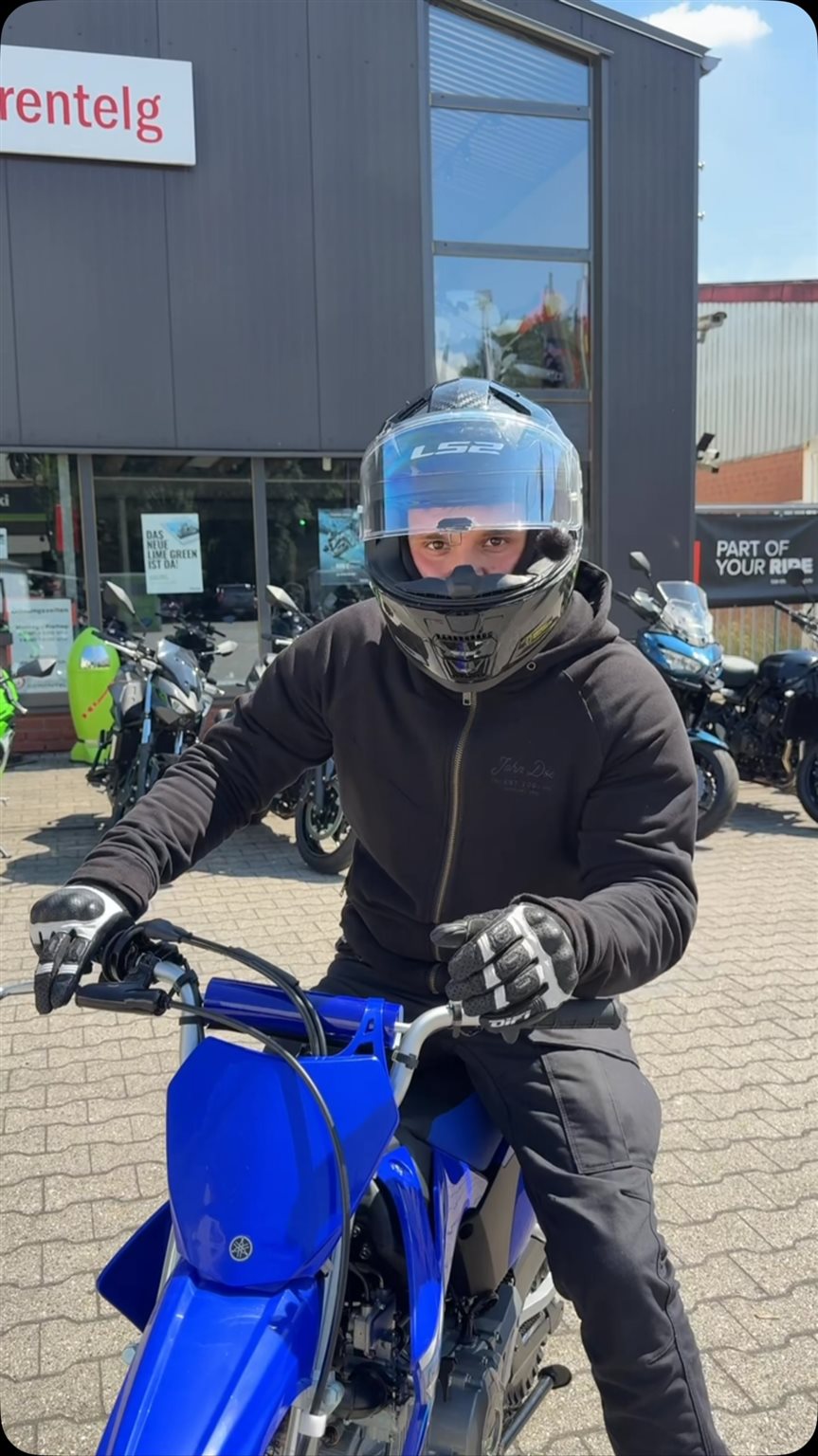 Vorschaubild für Post - 🏍️ Motorräder für Groß und Klein! 🔥

Unser kleines Motocross-Bike zeigt: Bei uns gibt’s nicht nur Motorräder für die Großen! 😉

Als Motorrad-Fachhändler führen wir KTM, Yamaha und Kawasaki – von der Maschine für Einsteiger bis zum großen Bike für erfahrene Fahrer. Und natürlich haben wir auch kleinere Motorräder für die jüngere Generation im Angebot. 🏁

Egal ob Kind, Jugendlicher oder Erwachsener – kommt einfach vorbei und schaut euch unsere verschiedenen Motorradvarianten an. Vielleicht wartet euer nächstes Bike ja schon auf euch! 😎

#KTM #Yamaha #Kawasaki #Motorrad