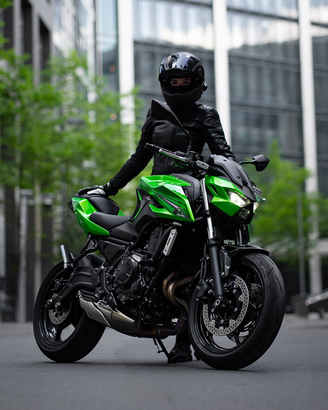 Vorschaubild für Post - Sportlicher Look, agiles Handling und genau die richtige Portion Alltagstauglichkeit: Die Kawasaki Z650 S zeigt, dass ein vielseitiges Naked Bike alles andere als gewöhnlich aussehen muss. 💚
Aufsitzen, losfahren und jede Kurve genießen!

Wie würde eure perfekte Runde mit der Z650 S aussehen?

📷 @kawasekco

#Kawasaki #Z650S #NakedBike #Sugomi #LetTheGoodTimesRoll