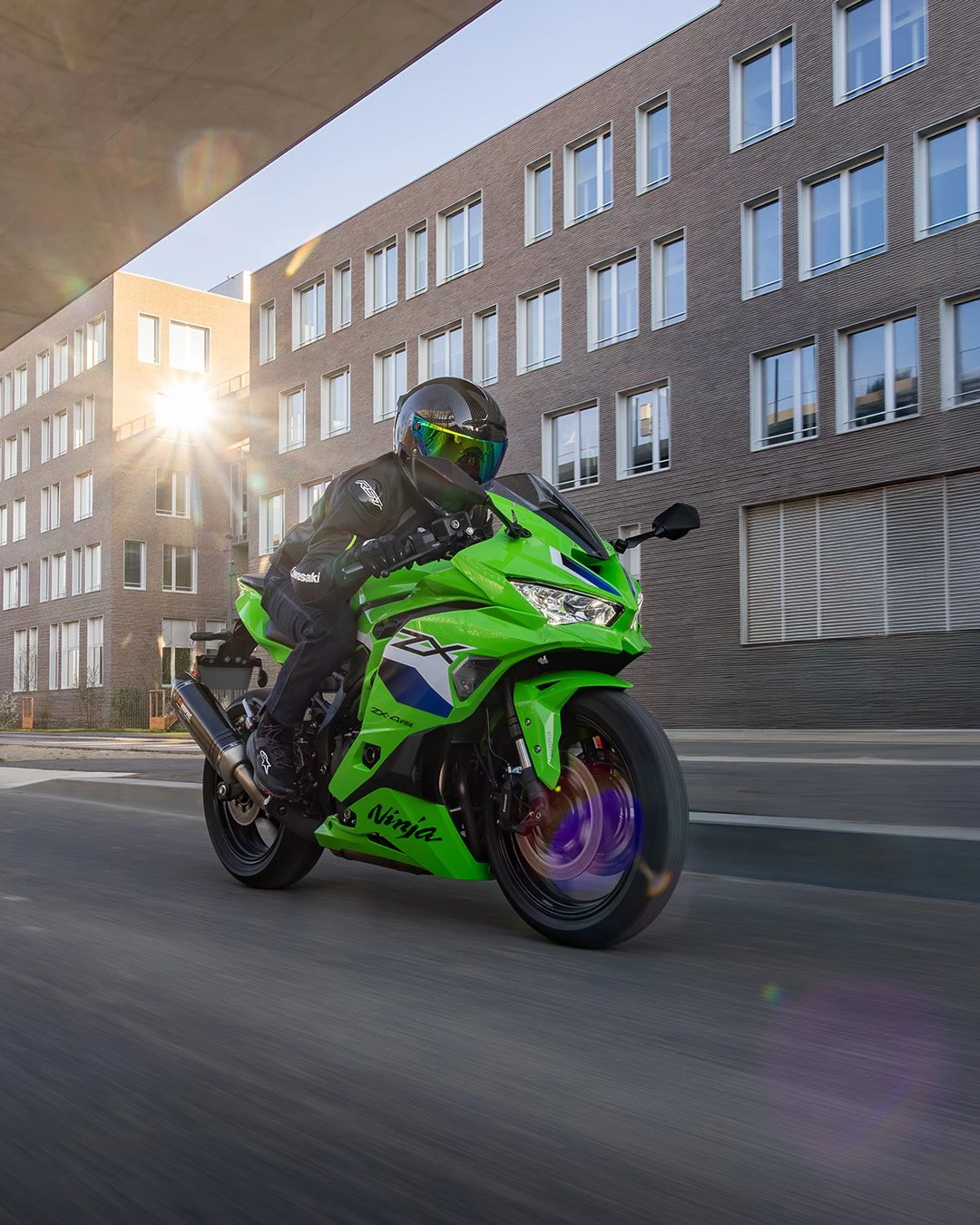 Vorschaubild für Post - Vier Zylinder, hohe Drehzahlen und ein Sound, der sofort Lust auf die nächste Runde macht: Die Kawasaki Ninja ZX-4RR bringt echtes Supersport-Feeling in die 400er-Klasse. 🔥
Ein außergewöhnliches Konzept für alle, denen Drehzahl nicht nur eine Zahl ist.
Erlebt die Ninja ZX-4RR bei uns und hört am besten selbst, was sie so besonders macht.

Seid ihr eher Team Drehzahl oder Team Hubraum?

#Kawasaki #NinjaZX4RR #KawasakiNinja #Supersport #LetTheGoodTimesRoll