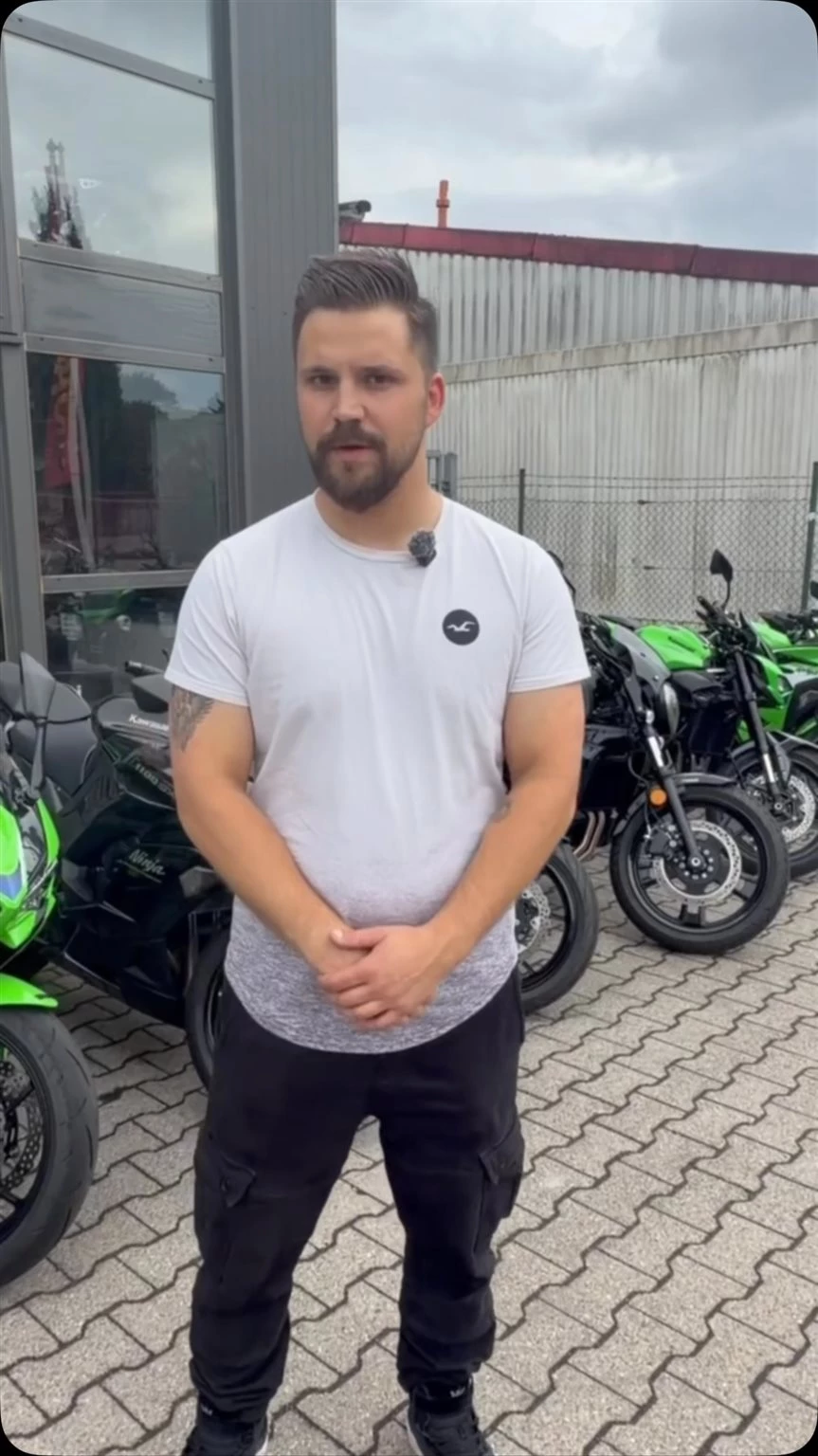 Vorschaubild für Post - 🏍️ Ein Blick hinter die Kulissen!

Heute nehmen wir euch mit durch unseren Betrieb und zeigen euch, was sich hinter den Kulissen im Bikerzentrum Berentelg in Meppen so alles abspielt. 🔥

Motorräder, Leidenschaft, Service und jede Menge Biker-Herzblut – genau dafür stehen wir! 🤘

Schaut euch das Video an und lernt uns und unseren Betrieb ein bisschen besser kennen. Wir freuen uns auf euren Besuch! 🏁

#BikerzentrumBerentelg #Meppen #Motorradliebe #BikerLife