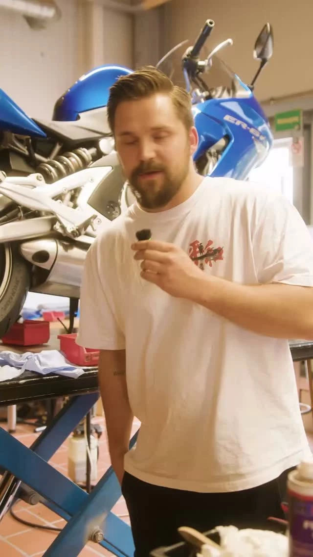 Vorschaubild für Post - Wie läuft ein Service bei uns eigentlich ab? 🔧
Diese Frage hören wir echt oft – also klären wir's mal auf:
Bei einem Service checken wir dein Bike von vorne bis hinten durch. Alles kommt auf den Prüfstand, damit du wieder sicher unterwegs bist – ohne böse Überraschungen auf der Straße.
Und das Beste: Lange Wartezeiten? Gibt's bei uns nicht. Dank unserer vielen Hebebühnen bekommst du deinen Servicetermin schnell und unkompliziert. 💪
Also: Bike bringen, entspannen, wieder abholen. 🏍️
📍 Vereinbare jetzt deinen Termin – wir kümmern uns um den Rest.

#Motorradservice #Bikerzentrum #Motorradwerkstatt #ReadyToRide #BikeCheck