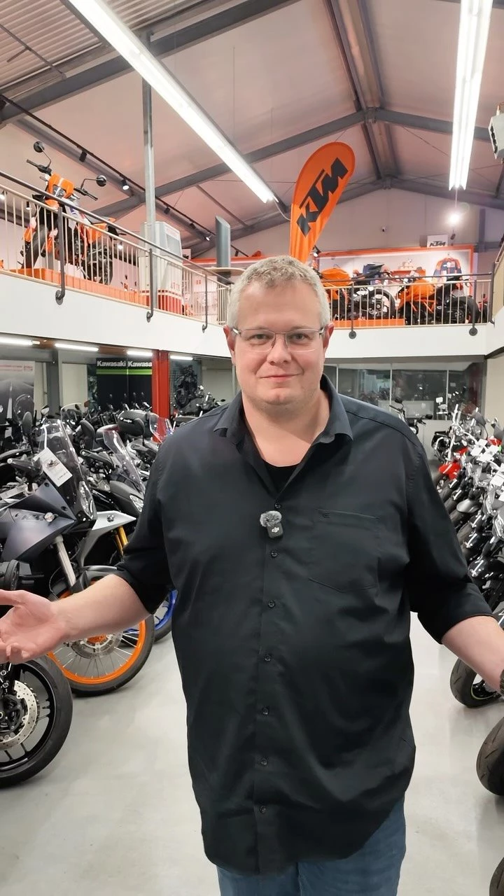 Vorschaubild für Post - „Ich will wirklich nur mal gucken.“ 👀

Jaja… den Satz kennen wir. 😏🏍️

Und dann steht man plötzlich zwischen über 300 Motorrädern und entdeckt genau das eine Bike, das man eigentlich überhaupt nicht gesucht hat.

Kawasaki, Yamaha, KTM und jede Menge Gebrauchte verschiedenster Marken – die Auswahl macht das „nur mal gucken“ bei uns allerdings auch nicht unbedingt einfacher. 😅

👇 Hand aufs Herz: Wer von euch ist schon mal „nur gucken“ gefahren und mit einem Kaufvertrag nach Hause gegangen? 😂

#Motorrad #Motorradfahrer #Kawasaki #Yamaha #KTM