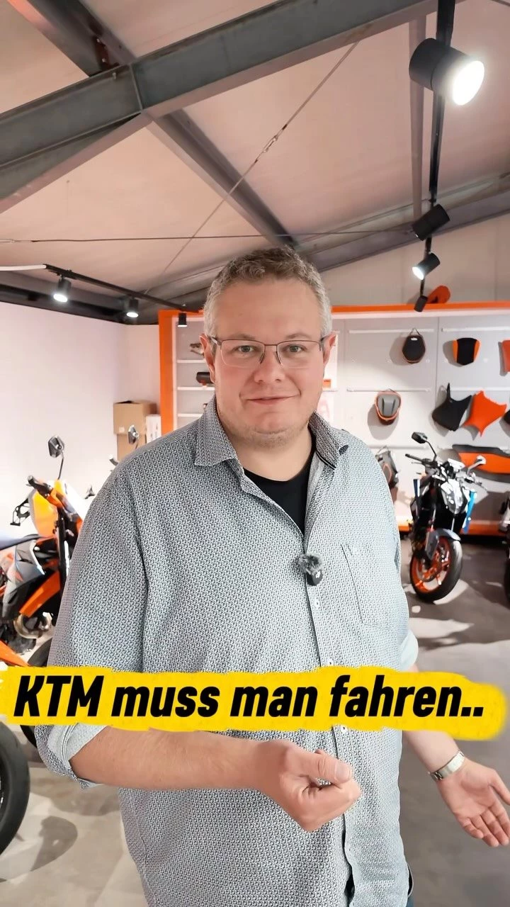 Vorschaubild für Post - Über KTM wird viel gesprochen. 🟠

Die einen schwören drauf. Die anderen haben ihre ganz eigene Meinung. 😏

Wir finden: Ein Motorrad beurteilt man am besten nicht in den Kommentaren, sondern auf der Straße.

Deshalb haben wir verschiedene KTM Modelle nicht nur im Showroom, sondern auch als Vorführer bei uns.

Anschauen. Draufsetzen. Probefahren. Und danach darfst du dir deine Meinung bilden. 😉

👇 Jetzt wird’s interessant: KTM – schon gefahren oder bisher nur eine Meinung dazu?

#KTM #ReadyToRace #Motorrad #Probefahrt #BikerzentrumBerentelg