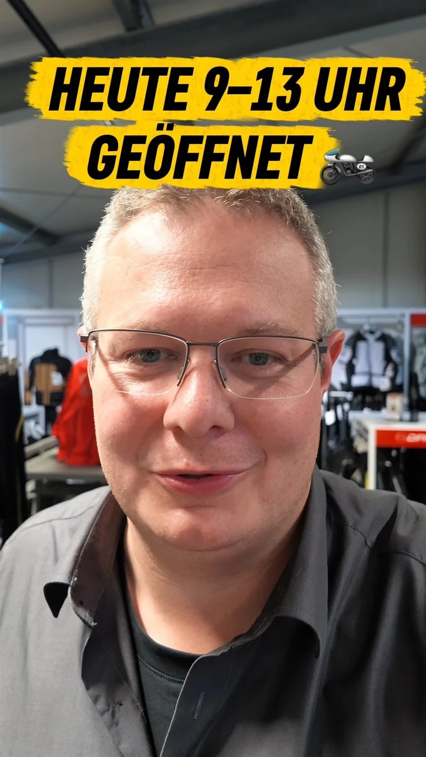 Vorschaubild für Post - Samstagmorgen. Kaffee ist drin. Und jetzt? 😏🏍️

Wie wäre es mit ein bisschen Motorrad-Shopping?

Auf über 750 m² findet ihr bei uns Motorradbekleidung, Helme und Zubehör – und natürlich unser Team für die passende Beratung.

Heute sind wir von 9 bis 13 Uhr für euch da.

Also nicht nur online schauen – kommt vorbei, probiert an und schaut euch in Ruhe um. 👋

👇 Was kauft ihr lieber vor Ort als online: Helm, Jacke oder Hose?

#Motorradbekleidung #Motorrad #Meppen #Samstag #BikerzentrumBerentelg