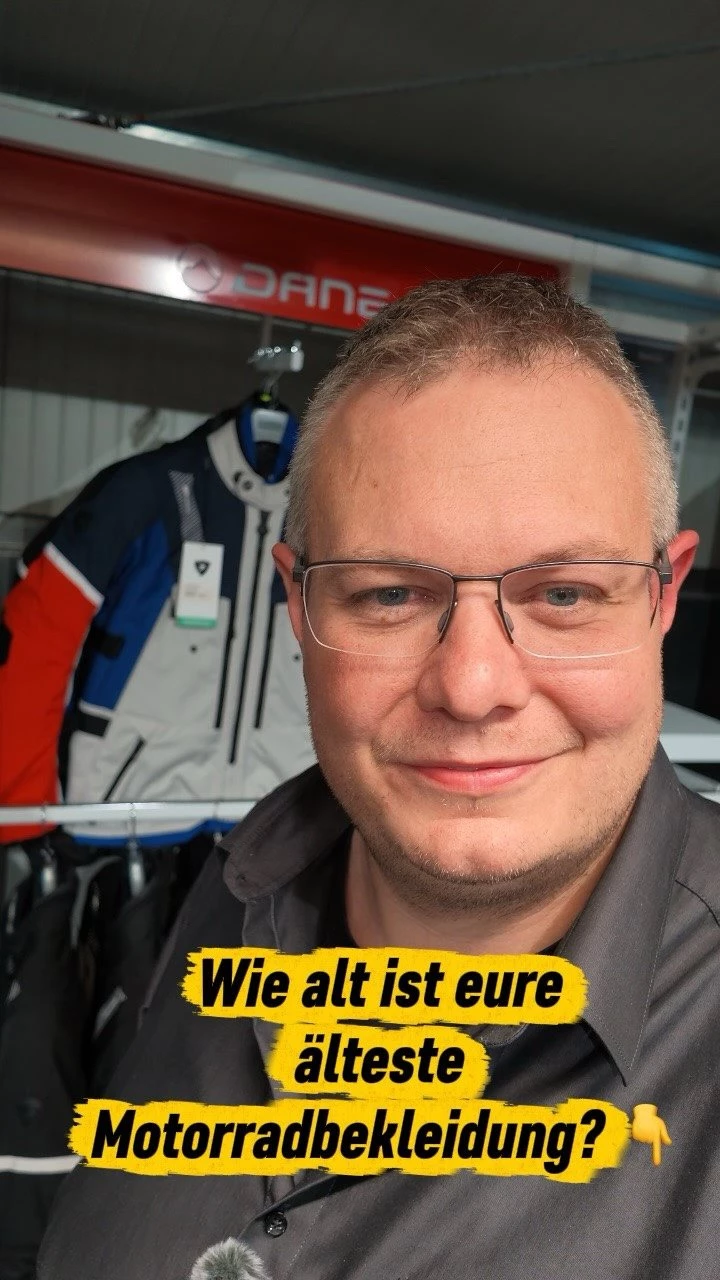 Vorschaubild für Post - Die geht doch noch!“ 😏

Diesen Satz kennen wahrscheinlich ziemlich viele Motorradfahrer.

Die Lieblingsjacke sitzt perfekt, hat schon unzählige Touren mitgemacht und irgendwie gibt es nie einen Grund, sich davon zu trennen. 🏍️

Aber jetzt wollen wir es wirklich wissen:

👇 Wie alt ist das älteste Teil eurer Motorradbekleidung, das ihr heute noch regelmäßig tragt?

5 Jahre? 10 Jahre? 20 Jahre? Oder schlägt hier jemand die 30? 😂

Schreibt Alter und Kleidungsstück in die Kommentare. 👇

#Motorradbekleidung #Motorrad #BikerLife #Motorradfahrer #BikerzentrumBerentelg