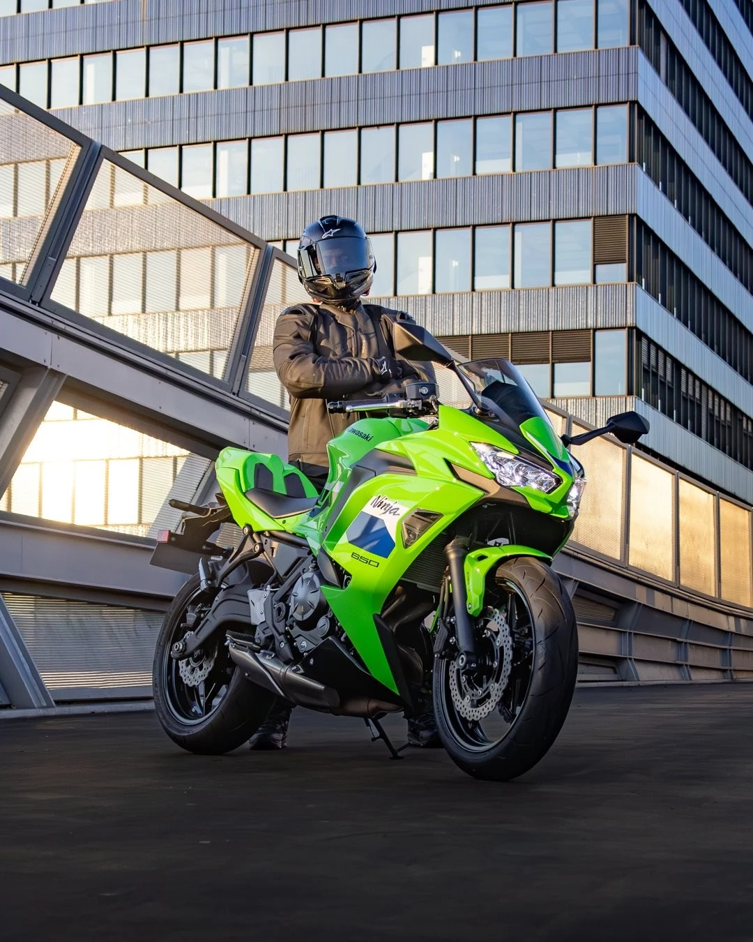 Vorschaubild für Post - Sportlicher Ninja Look trifft auf hohen Komfort für den Alltag. 💚

Die Kawasaki Ninja 650 fühlt sich auf dem täglichen Arbeitsweg genauso wohl wie bei der nächsten Tour über kurvige Landstraßen.

Melde dich gerne bei uns und wir schauen gemeinsam ob die Ninja 650 dein nächstes Bike sein könnte 💚

#KawasakiDeutschland #Kawasaki #Ninja650 #SportTourer #LetTheGoodTimesRoll