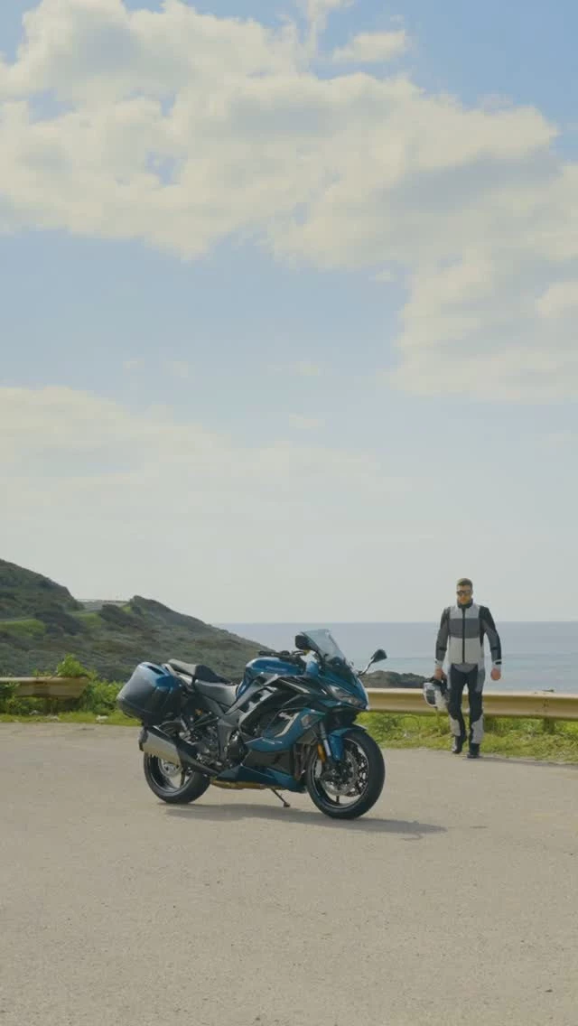 Vorschaubild für Post - Für Touren, bei denen jeder Kilometer zählt. 🔥

Die Kawasaki Ninja 1100SX kombiniert einen charakterstarken Vierzylindermotor mit moderner Technik und einem präzisen Fahrgefühl. Gemacht für alle, die auf ihrer nächsten Tour nicht nur das Ziel genießen möchten.

Erzähl uns von deinen Tourenplänen. Wir zeigen dir gerne, was die Ninja 1100SX dafür mitbringt.

#KawasakiDeutschland #Kawasaki #Ninja1100SX #SportTourer #LetTheGoodTimesRoll