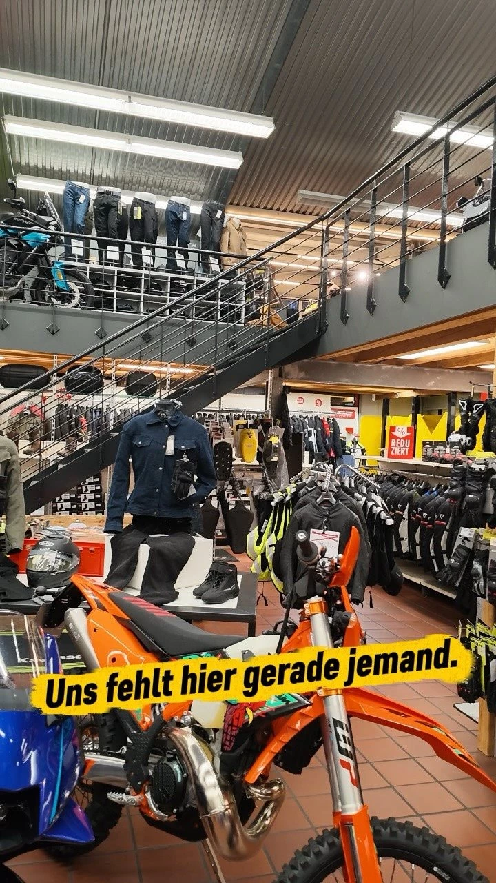 Vorschaubild für Post - Uns fehlt gerade jemand im Team. 👀

Für unseren Bereich Teile, Zubehör und Bekleidung suchen wir kurzfristig Verstärkung in Vollzeit.

Wenn du dich mit Motorrädern auskennst, gerne mit Kunden arbeitest und Lust auf einen abwechslungsreichen Job bei uns im Bikerzentrum Berentelg hast, dann melde dich einfach.

📍 Meppen
⏰ Vollzeit
🚀 Kurzfristig zu besetzen

Und ganz wichtig:
Wenn du jemanden kennst, der gut zu uns passen könnte, schick ihm dieses Reel direkt weiter. 👇

#motorradjob #meppen #emsland #motorrad #jobs