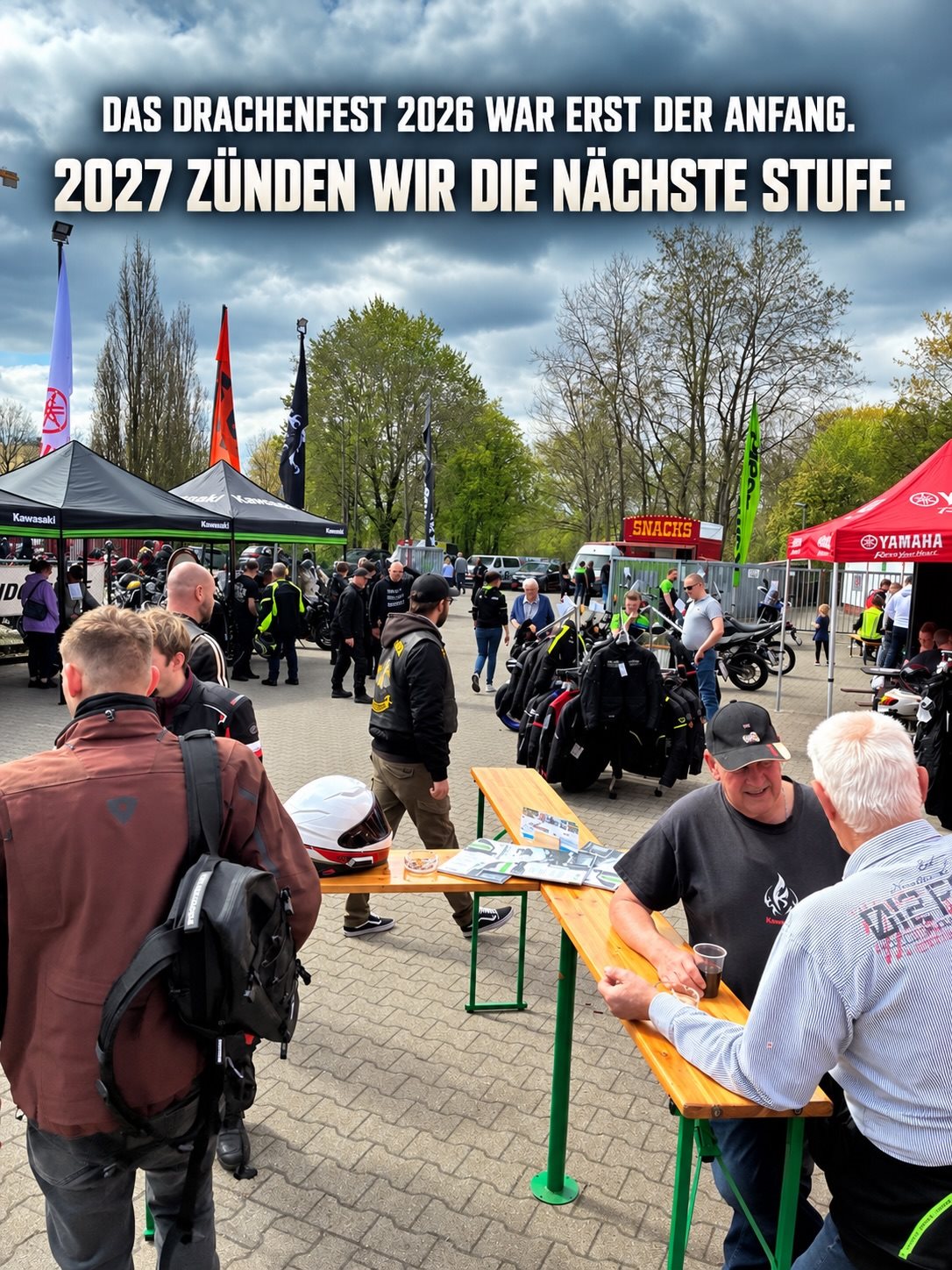Vorschaubild für Post - 🔥 DAS DRACHENFEST 2026 WAR ERST DER ANFANG. 2027 ZÜNDEN WIR DIE NÄCHSTE STUFE. 🔥

Der Herbst wird ruhiger im Motorradhandel?

Bei uns eher nicht. 😏

Denn während draußen langsam die Saison ausläuft, laufen bei uns bereits die Vorbereitungen für 2027.

Und ein Termin steht dabei natürlich ganz oben auf der Liste:

🔥 DRACHENFEST 2027 🔥

2026 haben wir gemeinsam mit Bikerzentrum Berentelg und Pricker & Buß schon ordentlich aufgefahren.

11 Marken.
Über 40 Demo Bikes.
Probefahrten ohne Ende.
Starke Angebote in unserer Bekleidungsabteilung.
Volle Häuser.
Viele bekannte Gesichter.
Und mindestens genauso viele neue.

Und trotzdem haben wir danach nicht gesagt:

„Das machen wir nächstes Jahr einfach genauso.“

Ganz im Gegenteil.

2027 wollen wir die nächste Stufe zünden. 🔥

Und genau deshalb seid jetzt ihr gefragt:

Was hat euch 2026 gefehlt?

Was müssen wir 2027 unbedingt besser, größer oder einfach anders machen?

Was gehört für euch zu einem Saisonstart, bei dem ihr sagt:

„Da muss ich hin.“

Schreibt es uns in die Kommentare.

Keine Vorgaben.
Keine Auswahlmöglichkeiten.

Wir wollen eure Ideen.

Und vielleicht findet sich davon am Ende mehr im Drachenfest 2027 wieder, als ihr gerade denkt. 👀

Also:

Was müssen wir 2027 machen, damit ihr sagt:

🔥 Das war das beste Drachenfest bisher. 🔥

2026 war stark.

2027 wollen wir noch einen draufsetzen. 🏍️🔥

#Drachenfest #Saisonstart #Motorrad #BikerzentrumBerentelg #PrickerUndBuss Kawasaki Yamaha KTM Suzuki CFMOTO