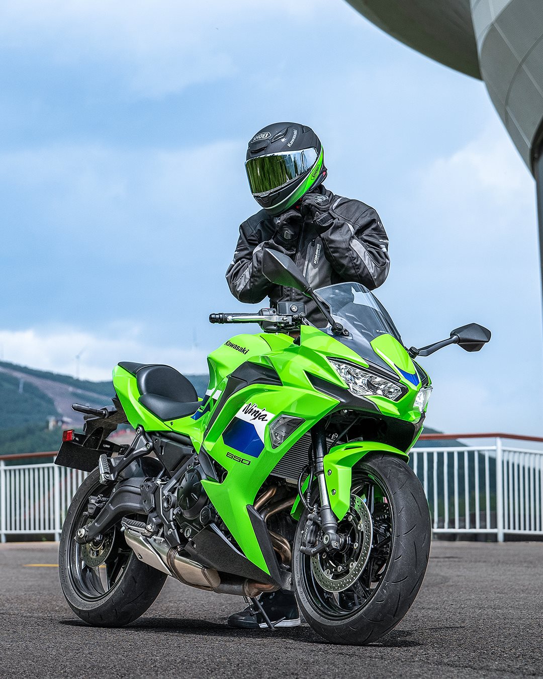 Vorschaubild für Post - 2027 legt die Ninja 650 technisch nach. 💚

Eine neue Showa SFF-BP-Upside-down-Gabel und ein neu abgestimmtes hinteres Federbein schärfen das Handling. Radial montierte Vierkolben-Bremssättel vorn sorgen für eine fein dosierbare Bremsleistung. Dazu kommt ein überarbeitetes 4,3-Zoll-TFT-Farbdisplay mit erweiterter Smartphone-Konnektivität.

Zusätzlich ist der Kawasaki Quick Shifter als optionales Zubehör erhältlich. Damit kannst du beim Beschleunigen ohne Kupplung hochschalten.

Die neue Ninja 650 kommt ab November 2026. Frag uns nach den Updates und deinen Ausstattungsmöglichkeiten!

Was sagst du zu den Neuerungen?

#Kawasaki #Ninja650 #Sportbike #LetTheGoodTimesRoll