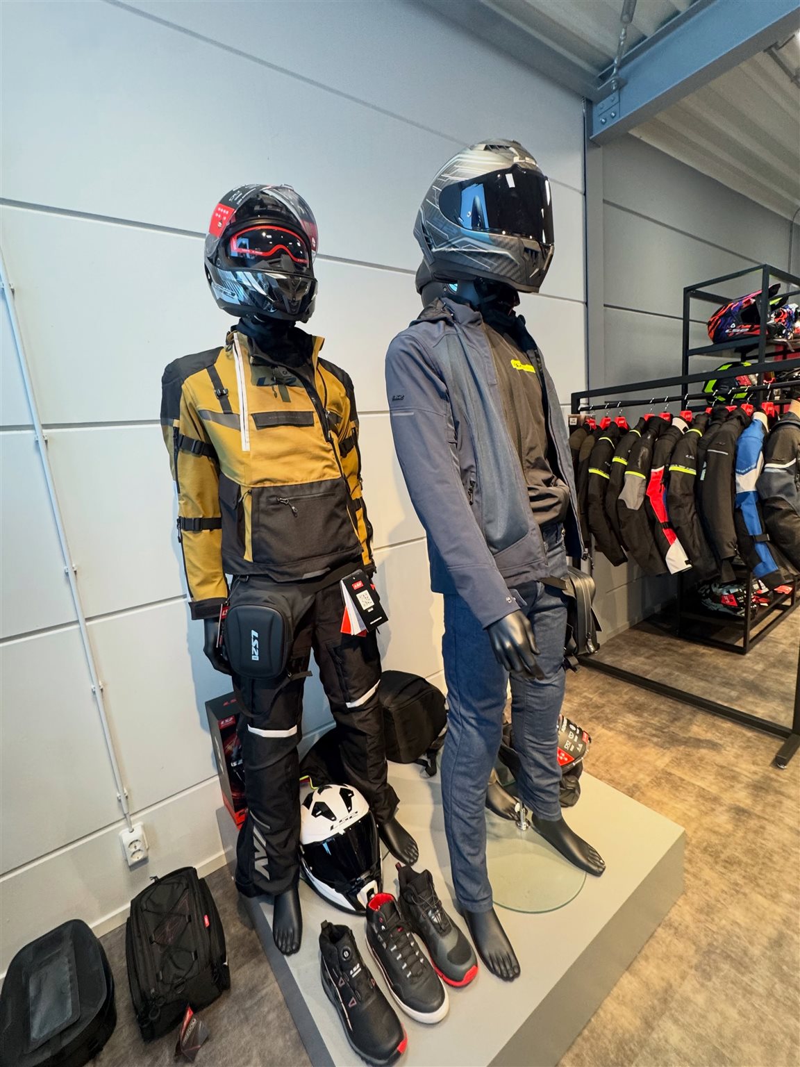 Vorschaubild für Post - 🔥 WÄHREND DIE SAISON 2026 LANGSAM AUSLÄUFT, PLANEN WIR SCHON FÜR 2027! 😎

Heute waren wir bei LS2 im Showroom und haben uns die neuen Kollektionen für die kommende Saison angeschaut.

Neue Helme, neue Designs, Motorradbekleidung und jede Menge Zubehör.

Und wie das bei solchen Terminen so ist: Eigentlich will man erstmal nur schauen. Am Ende wird die Einkaufsliste dann doch wieder länger als geplant. 😂

Aber genau darum geht es uns. Wir wollen nicht einfach nur die Regale vollmachen, sondern für euch eine interessante Auswahl zusammenstellen.

Von sportlich bis tourentauglich, von auffällig bis schlicht.

Die Vorbereitungen für 2027 laufen bei uns jedenfalls schon auf Hochtouren. 🔥

Und jetzt mal Hand aufs Herz:

Wie oft kauft ihr euch eigentlich einen neuen Motorradhelm? 😏👇

#BikerzentrumBerentelg #LS2 #Motorradbekleidung #Motorradhelm #Motorradfahren Motorrad2027
