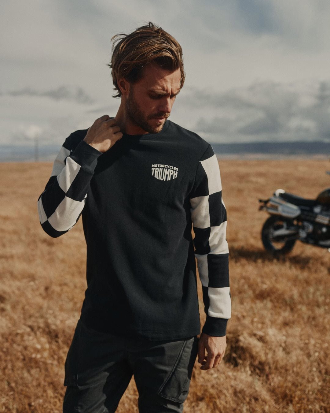 Vorschaubild für Post - Du bist Triumph-Fan und willst es allen zeigen? 
Wir haben eine große Auswahl an Freizeitbekleidung im Showroom, z. B. das "Harker Checkerboard Waffel-Langarmshirt".

Komm vorbei und stöbere nach deinen neuen Lieblingsteilen!
#triumph #triumphmotorcycles #fortheride