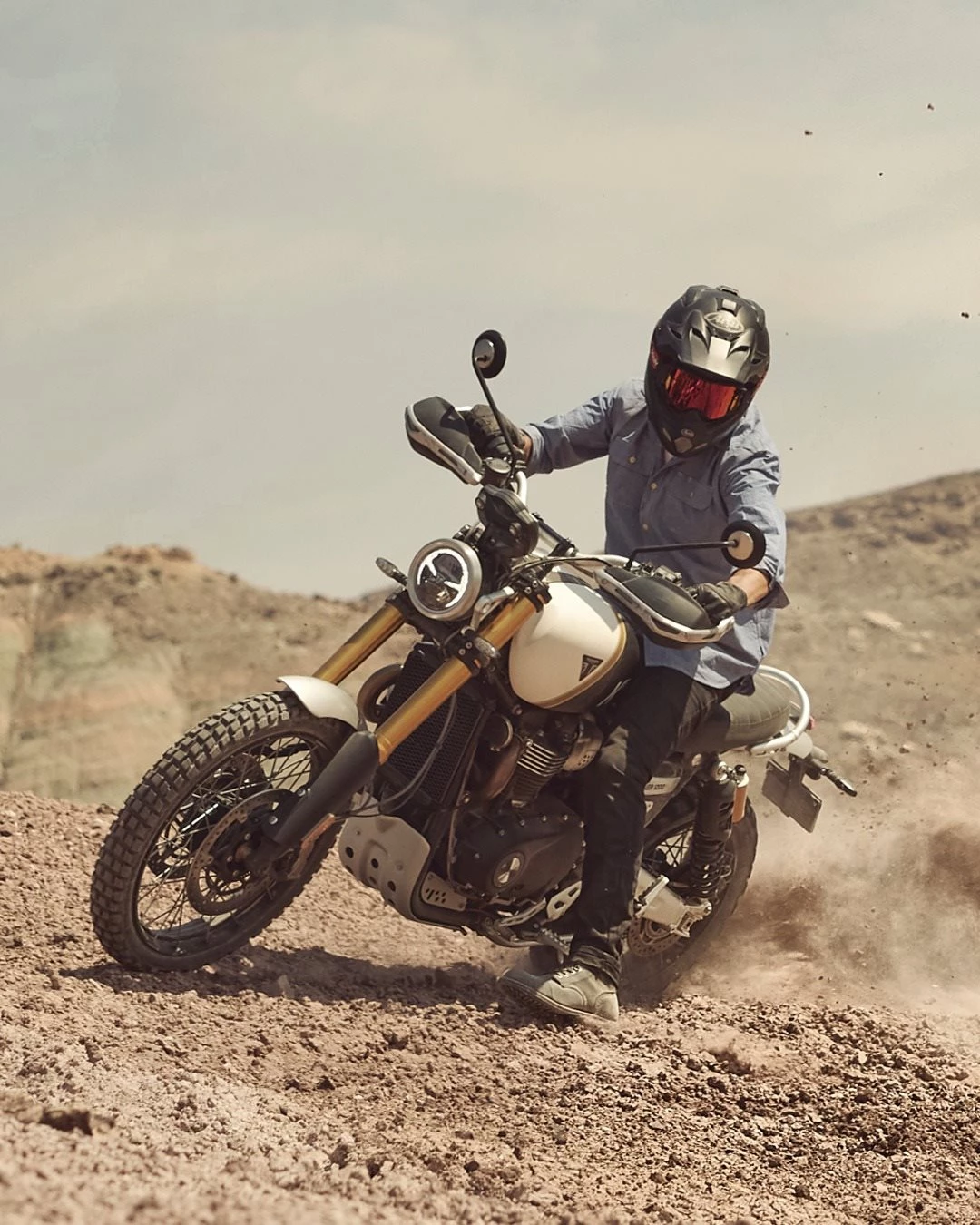Vorschaubild für Post - Dir reicht die Straße nicht - du willst echte Abenteuer? 
Entdecke die neue Scrambler 1200 XE!

Mit ihrem speziellen Scrambler-Chassis, langen Federwegen und passender Geländeausstattung lässt du den Asphalt hinter dir und suchst dein eigenes Terrain. 

Komm vorbei, wir beraten dich gern zu deinem neuen Traumbike!
#triumph #triumphmotorcycles #fortheride #scrambler1200
