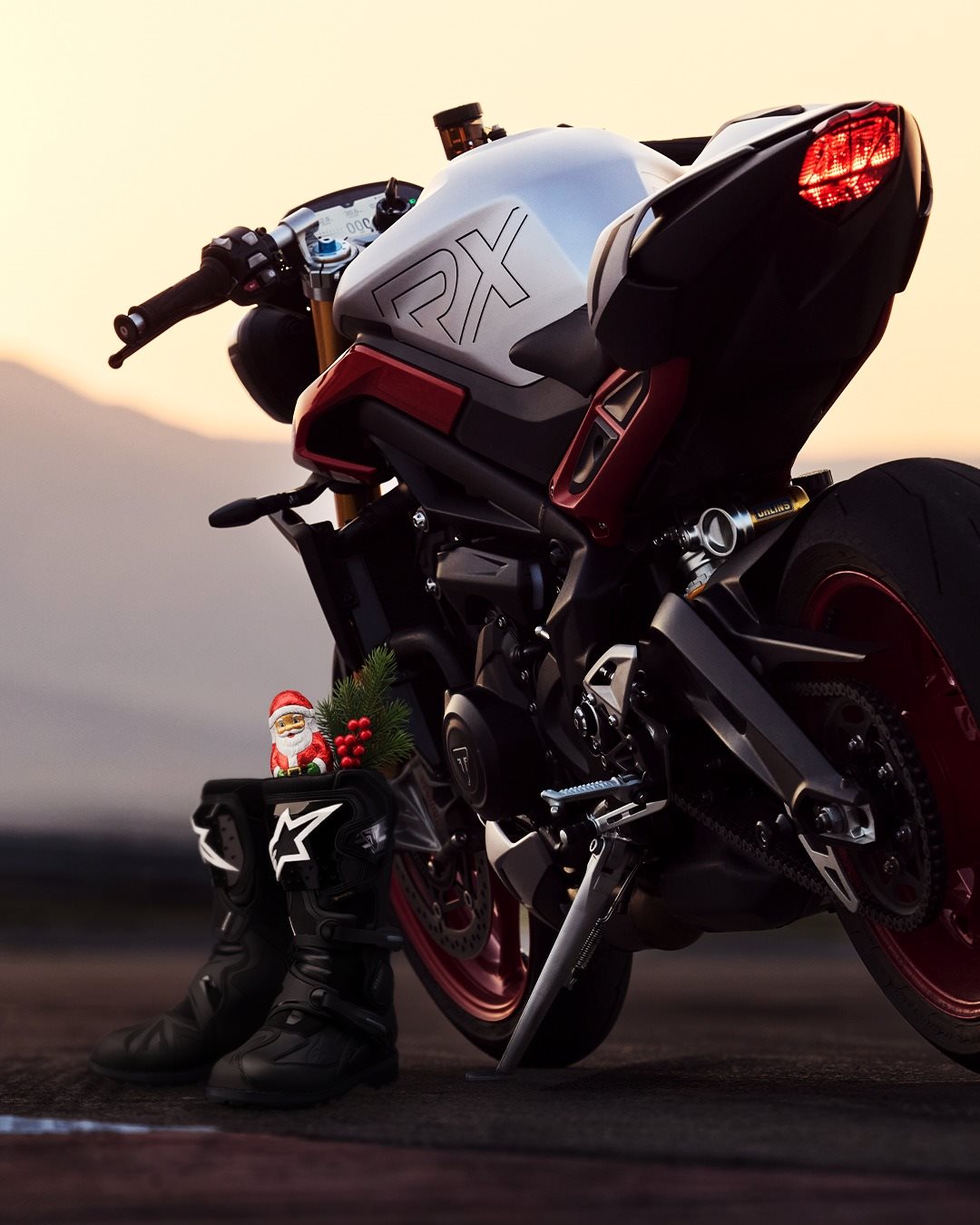 Vorschaubild für Post - Der Nikolaus dreht keine langsamen Runden - aber er lässt was Süßes da. 🏍️🎅
Frohen Nikolaustag und allzeit gute Fahrt! 

#triumph #triumphmotorcycles #streettriple765