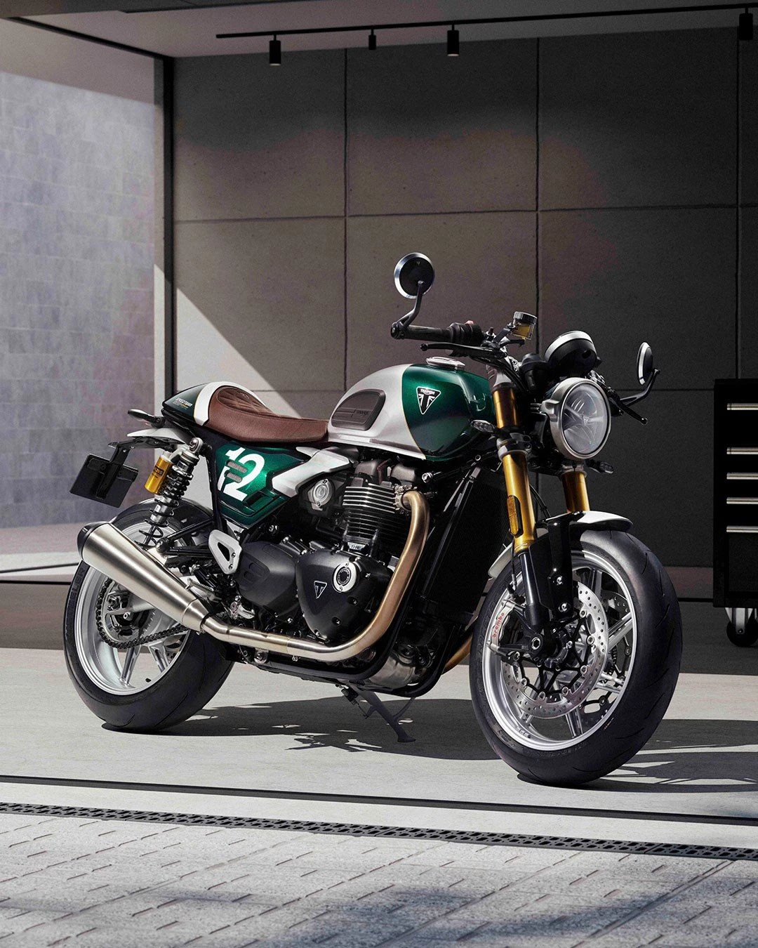 Vorschaubild für Post - Die neue Speed Twin 1200 Cafe Racer Edition kommt!⁣
Limitiert auf nur 800 Exemplare weltweit - ein echtes Sammlerstück.⁣
⁣
Mit ihrem eleganten Cafe-Racer-Profil und dem exklusiven Design zitiert sie die klassische Rennsport-Tradition in ihrer schönsten Form.⁣
⁣
#triumph #triumphmotorcycles #speedtwin1200