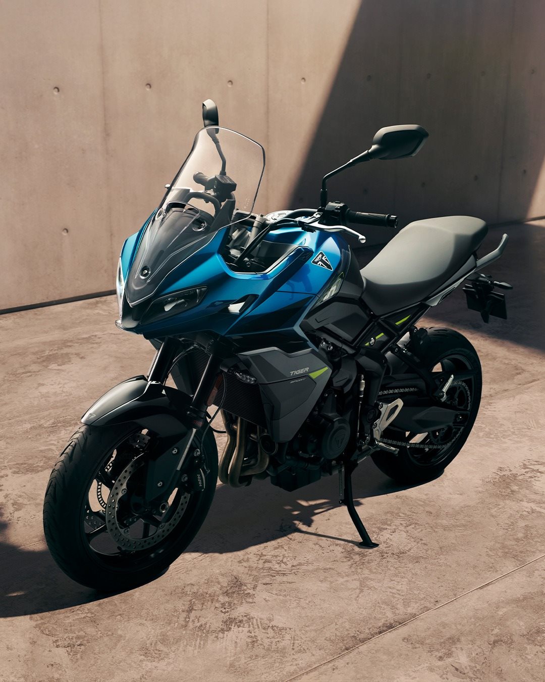 Vorschaubild für Post - Die Tiger Sport 660 wurde verbessert! ⁣
⁣
Mit der neuen Spitzenleistung von 95 PS bietet der einzigartige Dreizylinder sattes Drehmoment im unteren Bereich und souveräne Power bei hohen Drehzahlen.⁣
⁣
Der größere 18,5-Liter-Tank und der serienmäßige Tempomat sorgen außerdem dafür, dass du weiter kommst - und dabei entspannter unterwegs bist. ⁣
⁣
Wie gefällt sie dir?⁣
#triumph #triumphmotorcycles #tigersport660