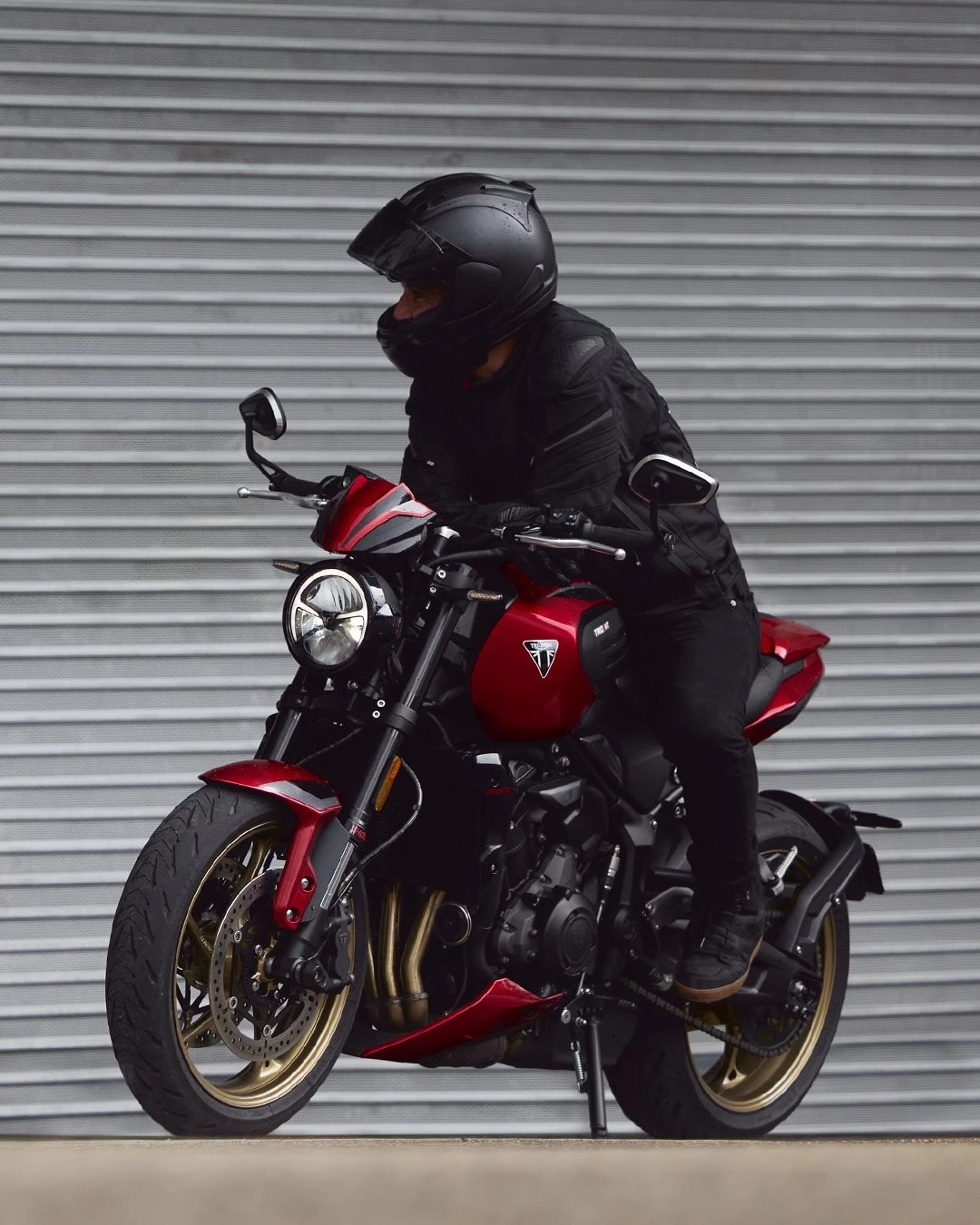 Vorschaubild für Post - Alles Wichtige - nichts Überflüssiges. 🔥
Die Trident 800 ist perfekt für alle, die auf der Suche nach einem puristischen, aber zugleich modernen Fahrerlebnis sind.

Erlebe sie jetzt live in unserem Showroom!
#triumph #triumphmotorcycles #trident800