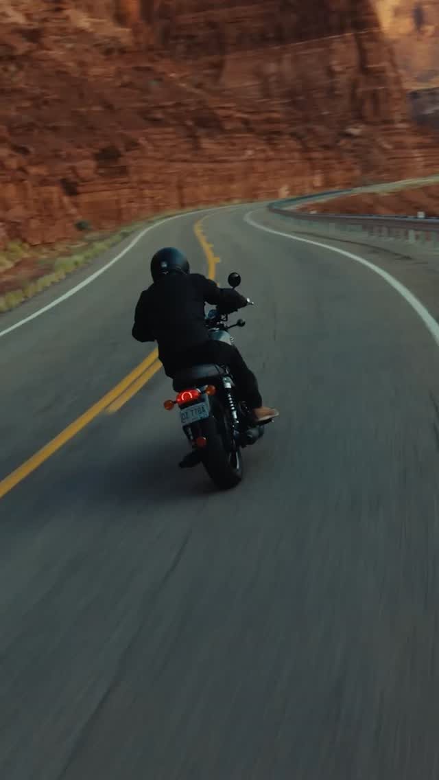 Vorschaubild für Post - Motor an, Welt aus. 🔊
Überzeug dich vom Klang der neuen Bonneville T120 & T120 Black jetzt bei einer Probefahrt!

#triumph #triumphmotorcycles #bonneville #t120