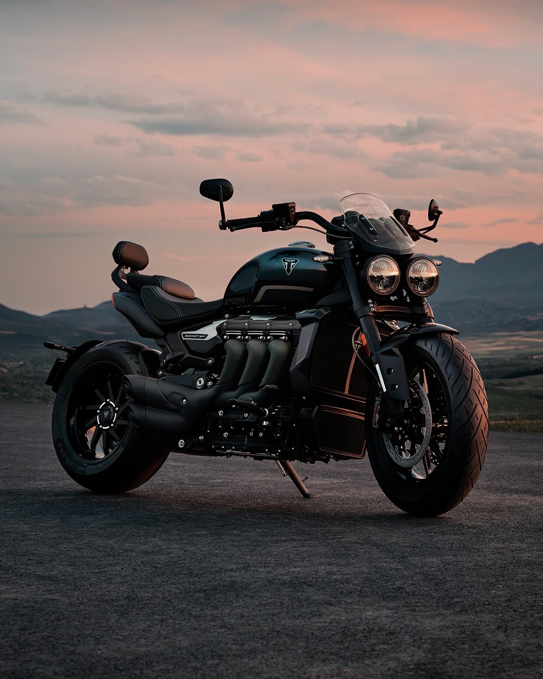 Vorschaubild für Post - 3 Gründe, warum du nicht an der Rocket 3 Storm GT vorbeikommst:

🚀 Atemberaubende Leistung von 182 PS
🏍️ Ein Look, nach dem sich alle Köpfe umdrehen
🖤 Das Gefühl von purer Freiheit beim Fahren

Jetzt auch in Base Marine / Sapphire Black bestellbar!

#triumph #triumphmotorcycles #rocket3