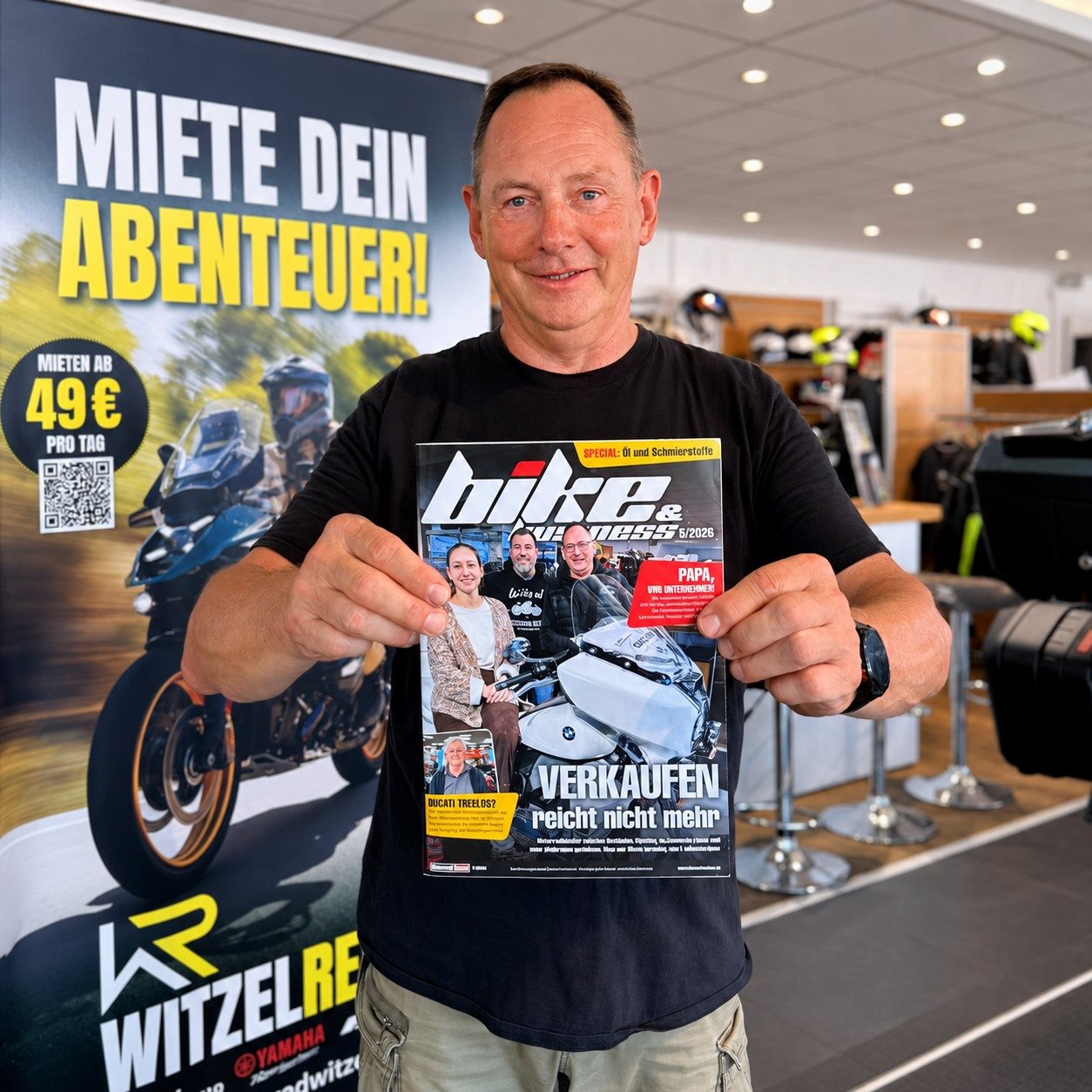 Vorschaubild für Post - Wir sind auf der Titelseite! 🏍️ 🥳

Was für eine besondere Auszeichnung! Die aktuelle Ausgabe von bike & business – dem führenden Fachmagazin für den Motorradhandel und das Zweiradhandwerk im deutschsprachigen Raum – zeigt Motorrad Witzel auf der Titelseite.

Doch damit nicht genug: Im Innenteil erwartet euch ein doppelseitiges Interview, in dem wir zeigen, warum erfolgreicher Motorradhandel heute weit mehr ist als der Verkauf von Motorrädern – und welche Rolle modernes Marketing, authentische Kundenkommunikation und echte Kundenerlebnisse dabei spielen.

Der Titel „Verkaufen reicht nicht mehr“ beschreibt genau das, wofür wir stehen. Für uns bedeutet Motorradhandel weit mehr als der Verkauf eines Fahrzeugs. Es geht um Leidenschaft, Vertrauen, persönliche Beratung und darum, Menschen für das Motorradfahren zu begeistern – Tag für Tag.

Ein herzliches Dankeschön an die Redaktion von bike & business für diese besondere Wertschätzung. Vor allem aber gilt unser Dank unserem großartigen Team und unseren Kundinnen und Kunden. Ohne euch wäre dieser Erfolg nicht möglich.🥰

#MotorradWitzel #bikeandbusiness #Titelseite #Interview #Motorradhandel #BMWMotorrad #Yamaha #Motorradliebe #Kundenorientierung #TeamWitzel