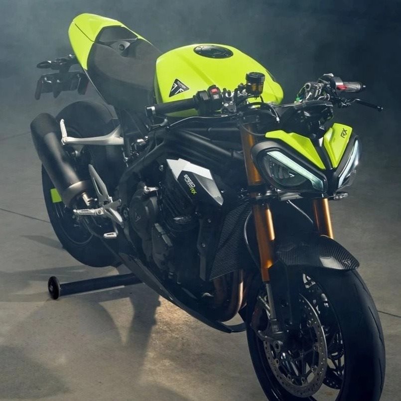 Vorschaubild für Post - Triumph Speed Triple 1200 RX - 4 Jahre Garantie, auf 1200 Stk. limitiert
Jetzt Probefahren und zuschlagen! Bei uns bekommst du ein attraktives Angebot mit vielen Finanzierungsmöglichkeiten!
Die Speed Triple 1200 RX ist ein reines Naked Bike und kein abgespeckter Supersportler. Sie ist eine hochwertige Evolution des Speed-Triple-Konzepts, die jedoch bewusst den Mittelweg zwischen diesen Welten sucht – und dabei eigene Akzente setzt. Sie bietet supersportlichen Charakter bei einigermaßen entspannter Sitzposition – ein Spagat, der bemerkenswert gut gelingt.
#fortheride
#triumphmotorcycles
#triumphsteiermark