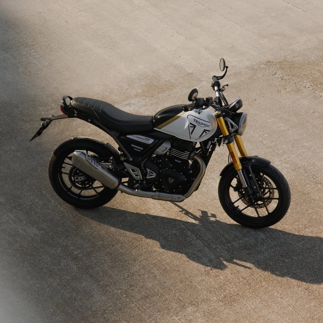 Vorschaubild für Post - Wie findet ihr das neue Pearl Metallic White an der SPEED 400 oder das geniale Baja Orange an der Scrambler 400 X?

Die Speed 400 bietet einer neuen Klasse von Fahrern das unverwechselbare Custom-Design, das agile Handling, die spontane Ansprechverhalten und die erstklassige Verarbeitungsqualität, die man von Triumph gewohnt ist. 
Die Scrambler 400X glänzt zusätzlich mit erstklassiger Performance auch abseits der befestigten Straßen und einer Scrambler-Attitude, die sie in jedem Terrain souverän ausstrahlt.

Und das Beste ... die unschlagbaren Finanzierungskonditionen wurden bis 31.12.2025 verlängert! Für nur 49 € im Monat* finanzierst du dir ganz entspannt dein Traumbike, bei nur 2,99 % effektivem Jahreszins!

Erlebe jetzt die Speed 400 oder ihre geländetaugliche Schwester, die Scrambler 400X zum absoluten Tiefpreis und genieße die Saison mit Stil!

📍 Vorbeikommen, zuschlagen, losfahren!
👉🏻 Aktion gültig bei Anmeldung bis 31.12.2025

#triumphmotorcycles #fortheride #motorradklinik #triumphkärnten