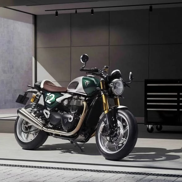 Vorschaubild für Post - DIE NEUE SPEED TWIN 1200 CAFE RACER EDITION
Echte Originale, die Maßstäbe setzen
Streng limitiert auf 800 Stück weltweit. 

Wir beraten dich gerne wie du dir eines der begehrten Sammlerstücke sicherst!
🔗 Triumph Steiermark: 
https://www.triumph-steiermark.at/de
🔗 Triumph Kärnten:
https://www.triumph-kaernten.at/de

#triumphmotorcycles #triumphsteiermark #triumphspeedtwin #speedtwin1200 #speedtwin1200caferaceredition