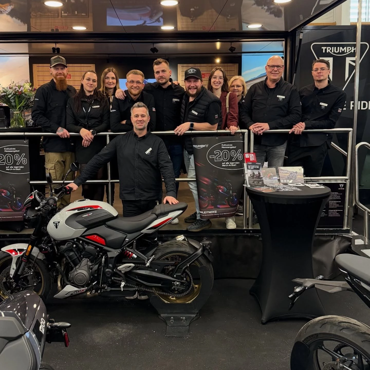 Vorschaubild für Post - Das war die Moto Austria 2026 in Wels! 🏍️

Was für ein Wochenende! Die Moto Austria 2026 hat einmal mehr gezeigt, wie viel Leidenschaft, Begeisterung und Gemeinschaft in der Motorradwelt steckt. Der Triumph-Stand war ein echter Publikumsmagnet – jede Menge Andrang, spannende Gespräche mit echten Enthusiasten und pures Interesse an unseren neuen Bikes.

Die Präsentation der neuen 2026er Triumph-Modelle war ein voller Erfolg. Die neue Trident 800, Street Triple 765 RX, Bonneville Bobber, Tiger 900 Desert Edition & Tiger 900 Alpine Edition – für jeden Biker war etwas dabei! 
Das positive Feedback und die vielen interessierten Gesichter bestätigen uns: Triumph bleibt auf Kurs und begeistert mehr denn je.

Du konntest in Wels nicht dabei sein? Kein Problem!
Besuche uns in Leibnitz oder Villach – dort kannst du dir die neuen Modelle in aller Ruhe ansehen, Probesitzen und dich persönlich beraten lassen.

Wir freuen uns auf deinen Besuch und auf eine gemeinsame, starke Motorradsaison 2026! 🏁🔥🏍️

#fortheride #triumphmotorcycles #motoaustria2026 #triumphsüdsteiermark