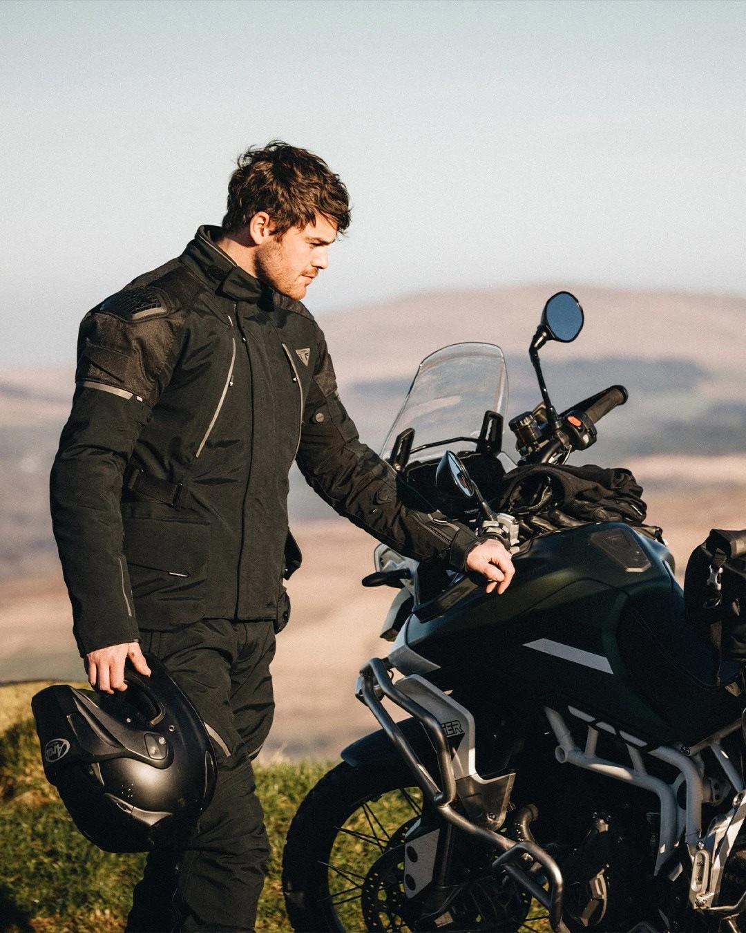 Vorschaubild für Post - Saisonende? Gibt's bei dir nicht - und bei uns auch nicht!
Komm vorbei und entdecke wetterfeste Bekleidung für jede Tour.

#triumph #triumphmotorcycles #fortheride