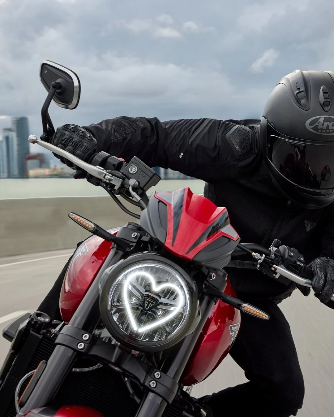 Vorschaubild für Post - Liebe auf der ersten Fahrt. 🏍️💕
Wir wünschen euch einen schönen Valentinstag!

#triumph #triumphmotorcycles #trident800