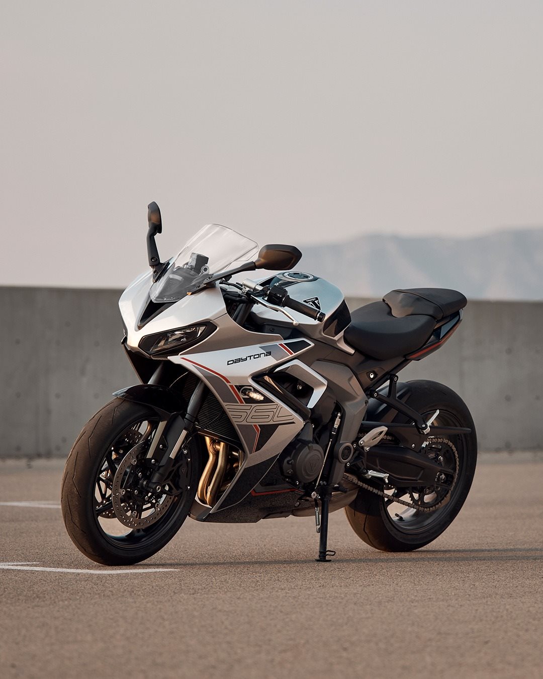 Vorschaubild für Post - Jetzt noch schärfer unterwegs: Die neue Daytona 660. 
95 PS pures Adrenalin warten nur darauf, von dir Probe gefahren zu werden - komm vorbei!

#triumph #triumphmotorcycles #daytona660