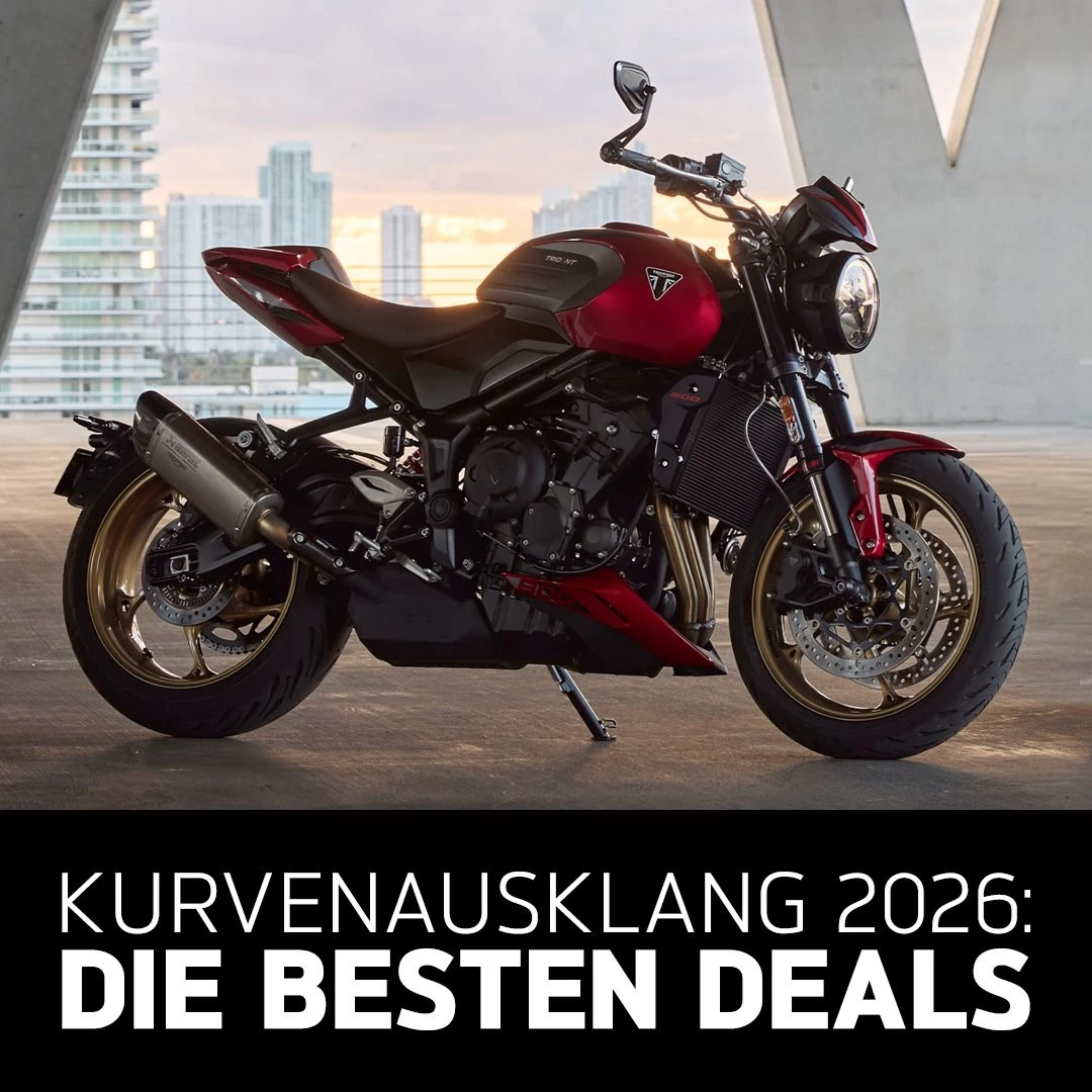 Vorschaubild für Post - DIE SAISON ENDET, DIE VORFREUDE BEGINNT
DER TRIUMPH KURVENAUSKLANG 2026
AM 26.09.2026
Die Tage werden kürzer, doch der Ride ist noch lange nicht vorbei. Jetzt ist die perfekte Zeit, die letzten warmen Tage des Jahres auf zwei Rädern zu genießen – und gleichzeitig schon den Grundstein für die nächste Saison zu legen.
Wir laden dich hiermit herzlich zu unserem Triumph Kurvenausklang am 26.09.2026 ein. Freu dich auf gute Gespräche, viele Probefahrten und die Gelegenheit, die aktuelle Triumph Modellpalette noch einmal ausgiebig zu erleben.
Besonders attraktiv: Profitiere von exklusiven Angeboten auf ausgewählte Vorführ- und Aktionsmodelle. Vielleicht wartet genau jetzt dein neues Traumbike auf dich – bereit für die letzten langen Touren 2026 und den perfekten Start in die kommende Saison.
Wir freuen uns darauf, gemeinsam mit dir das Motorradjahr stilecht auf 2 Rädern ausklingen zu lassen.